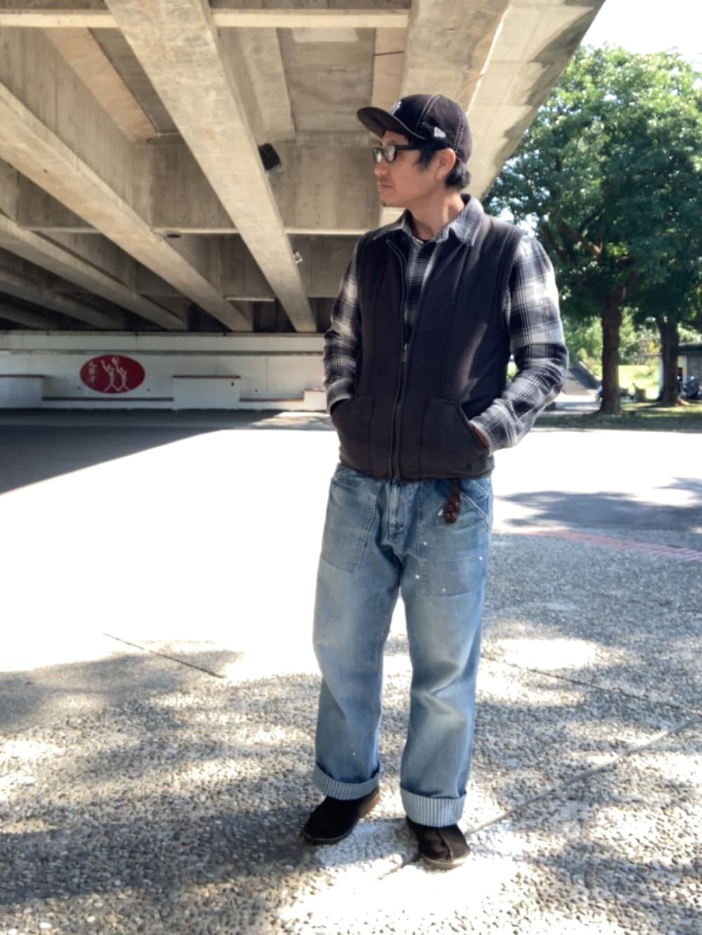 ブラック系のシャツ/ブラウス、ブラック系のその他アウター、ブルー系のデニムパンツを着用したメンズの冬コーディネートの3枚目の写真