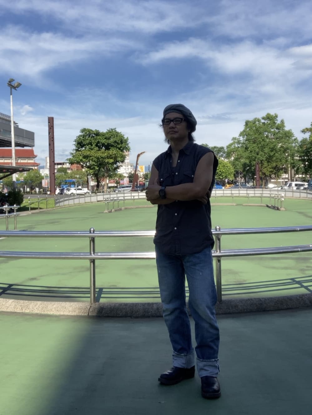 ブラック系のシャツ/ブラウス、ブルー系のデニムパンツ、ブラック系のブーツを着用したメンズの夏コーディネートの2枚目の写真