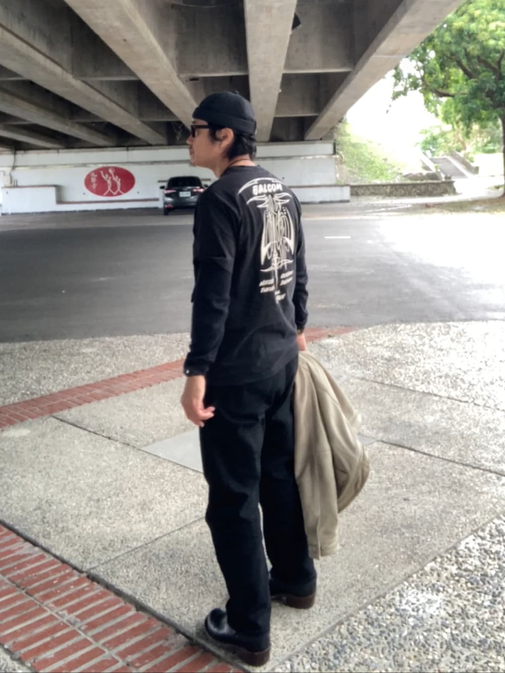 ブラック系のTシャツ/カットソー、ブラック系のTシャツ/カットソー、グレー系のジャケット/アウターを着用したメンズの冬コーディネートの2枚目の写真