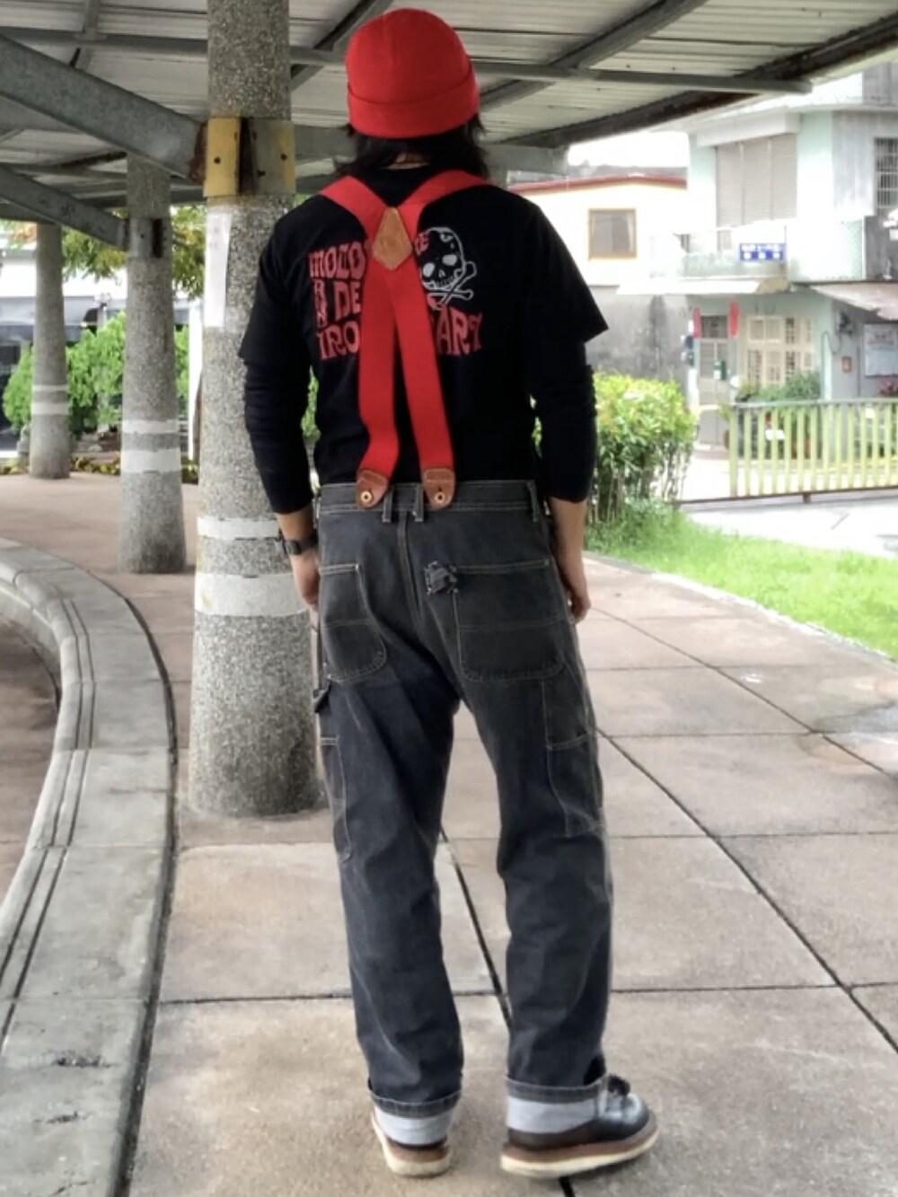 レッド系のナイロンジャケット、ブラック系のTシャツ/カットソー、ブラック系のTシャツ/カットソーを着用したメンズの秋コーディネートの3枚目の写真