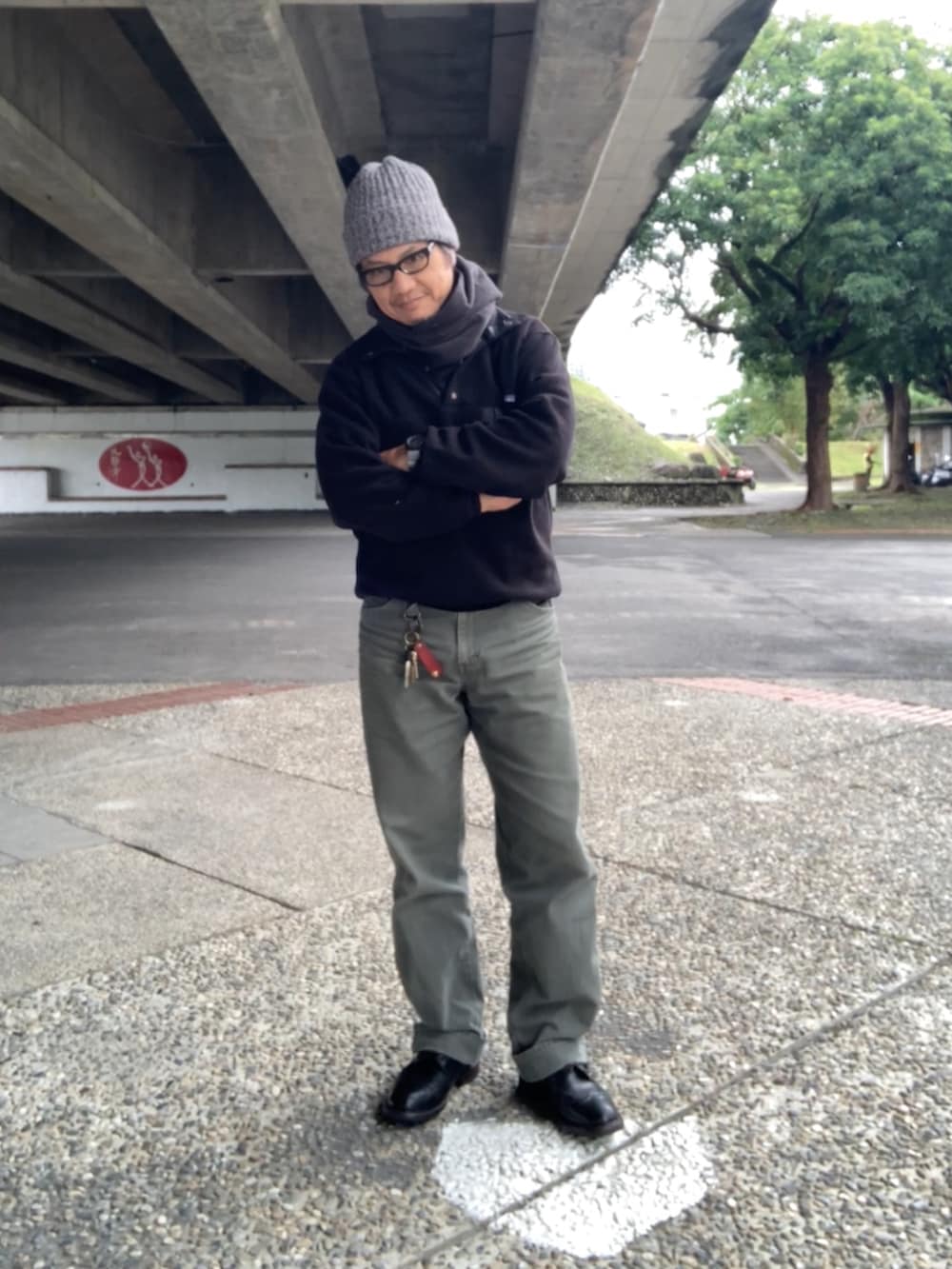 ブラック系のその他トップス、ブラウン系のTシャツ/カットソー、ブラック系のTシャツ/カットソーを着用したメンズの冬コーディネートの3枚目の写真