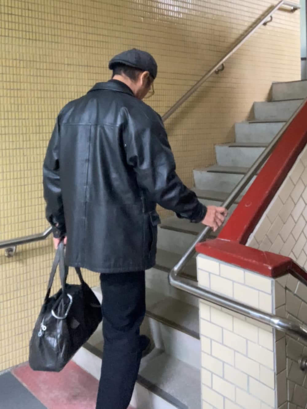 ブラック系のその他アウター、ブラック系のデニムパンツ、ブルー系のデニムジャケットを着用したメンズの冬コーディネートの2枚目の写真