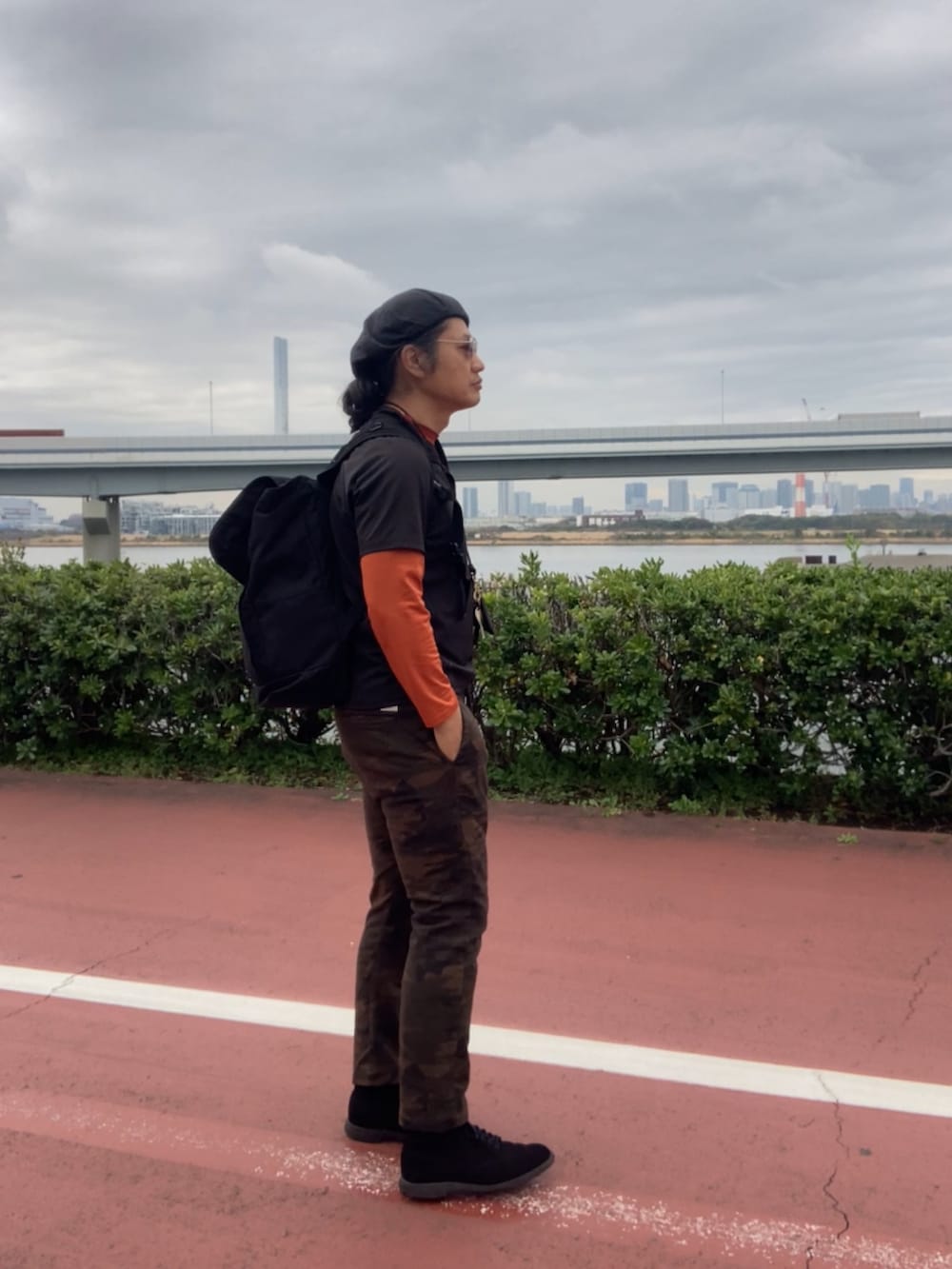 ブラック系のナイロンジャケット、ブラック系のブーツ、その他のその他パンツを着用したメンズの春コーディネートの2枚目の写真