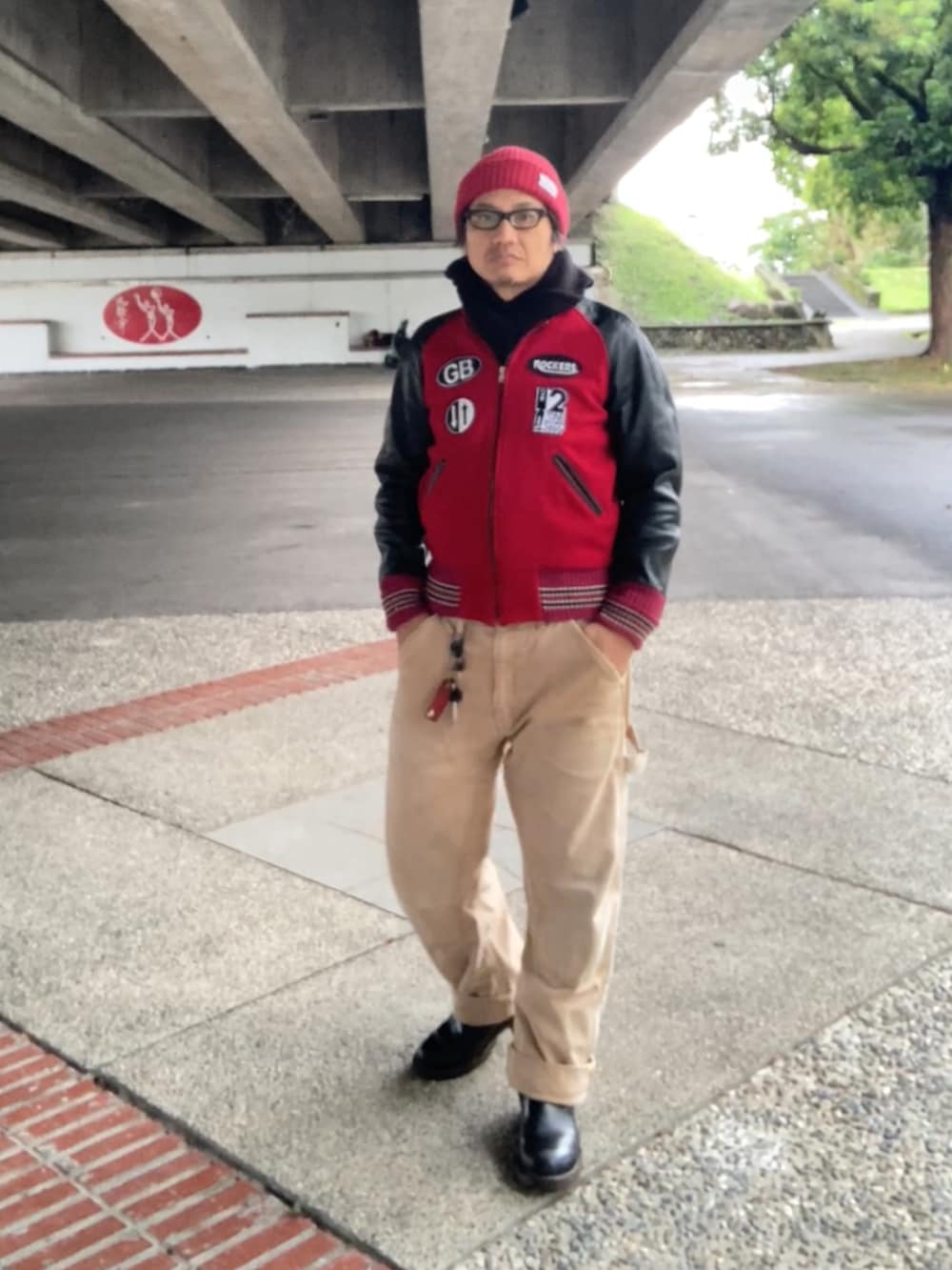 ブルー系のTシャツ/カットソー、レッド系のスタジャン、ベージュ系のその他パンツを着用したメンズの春コーディネートの3枚目の写真