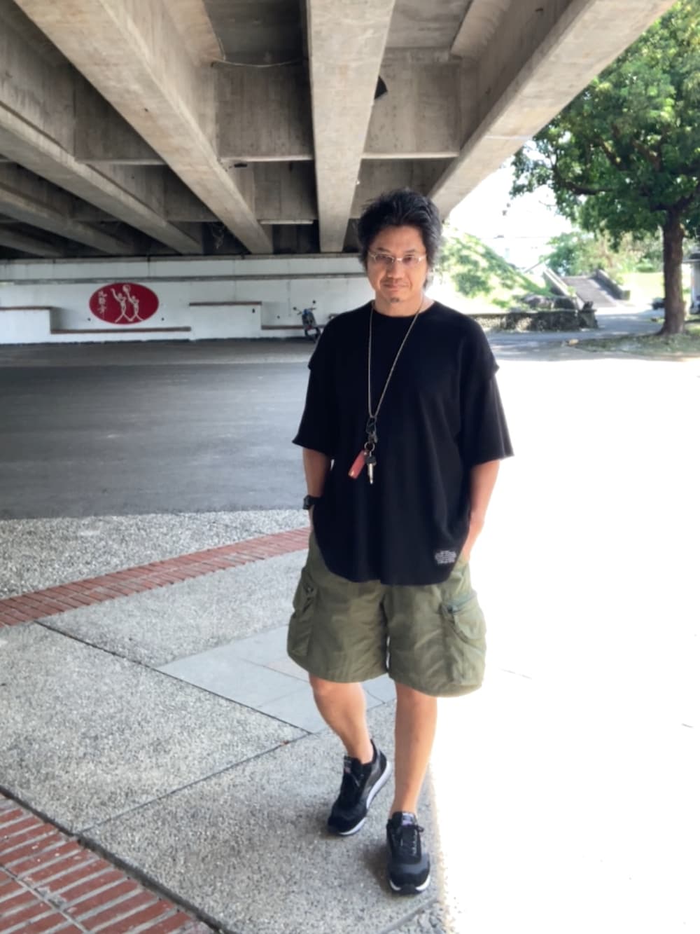 ブラック系のスニーカー、ブラック系のTシャツ/カットソー、ブラック系のその他パンツを着用したメンズの春コーディネートの3枚目の写真