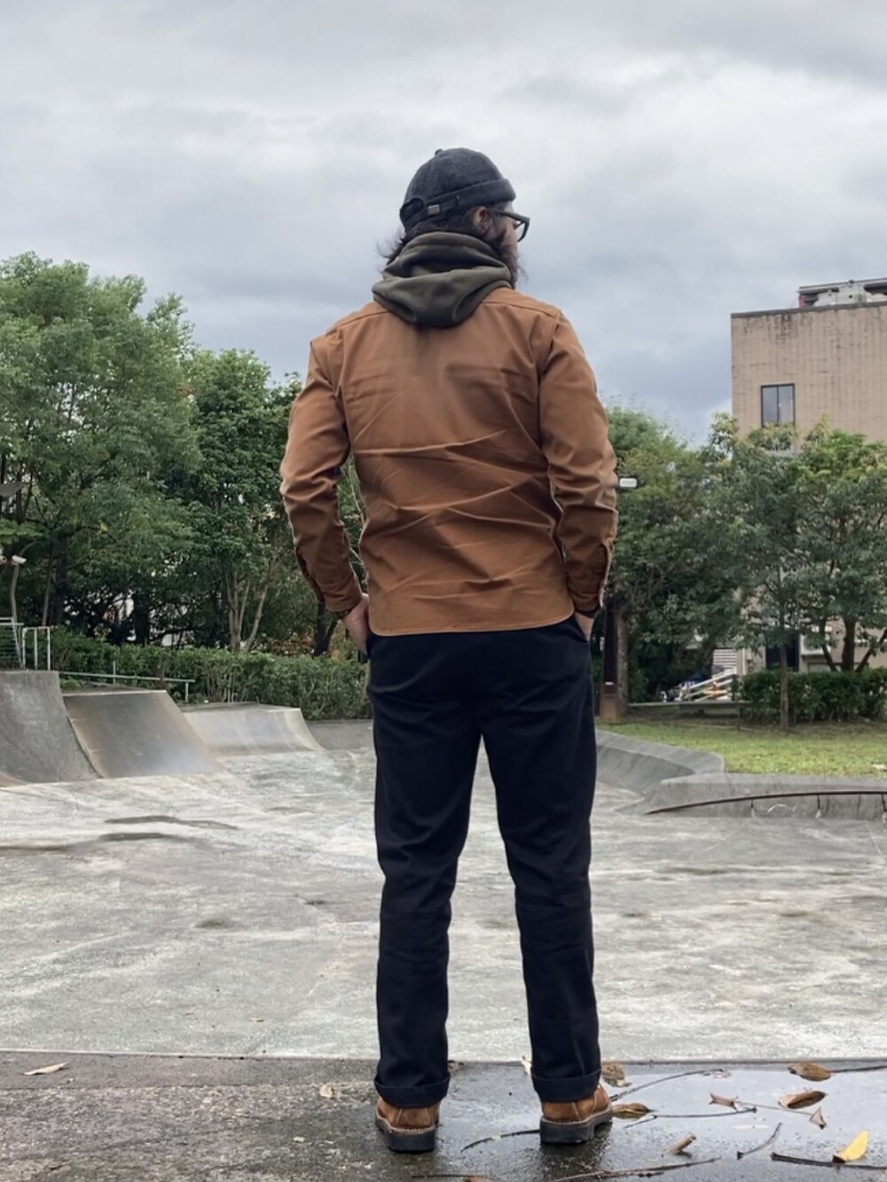 ブラック系のチノパンツ、ブラウン系のシャツ/ブラウス、ブラック系のTシャツ/カットソーを着用したメンズの冬コーディネートの3枚目の写真