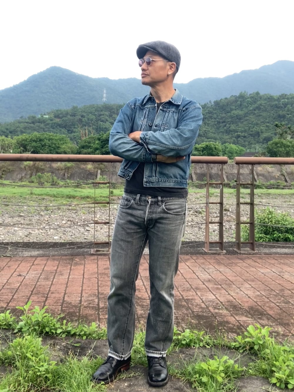 ブルー系のデニムジャケット、ブラック系のデニムパンツ、ブラック系のTシャツ/カットソーを着用したメンズの春コーディネートの4枚目の写真