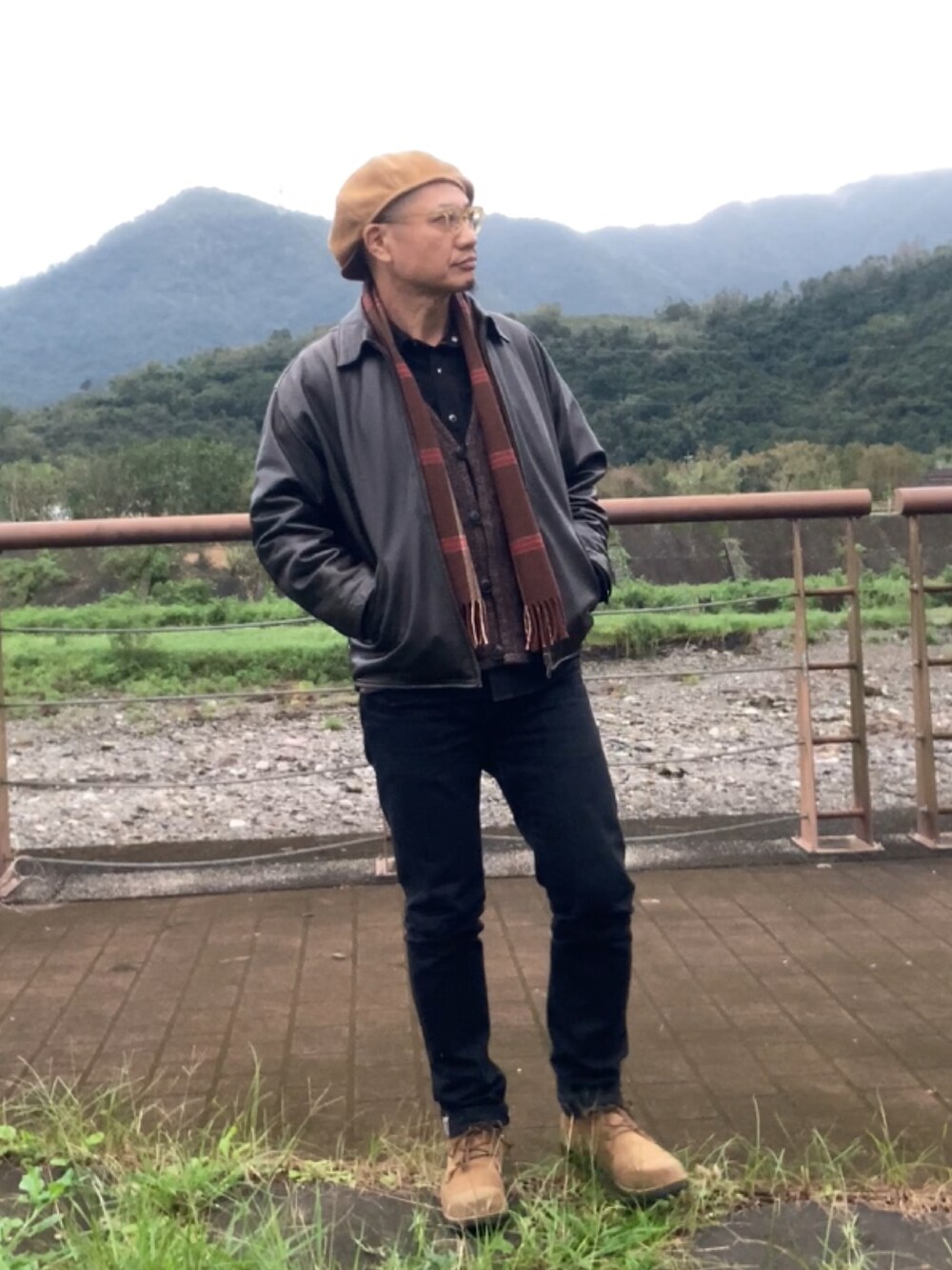 ブラウン系のジャケット/アウター、ブラック系のシャツ/ブラウス、ブラウン系のベストを着用したメンズの冬コーディネートの4枚目の写真