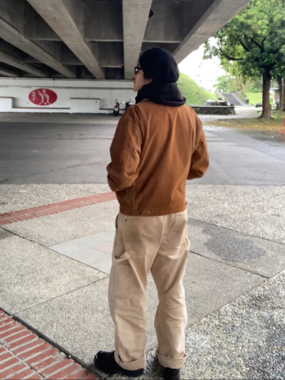 ブルー系のTシャツ/カットソー、ブラウン系のその他アウター、ベージュ系のその他パンツを着用したメンズの春コーディネートの4枚目の写真