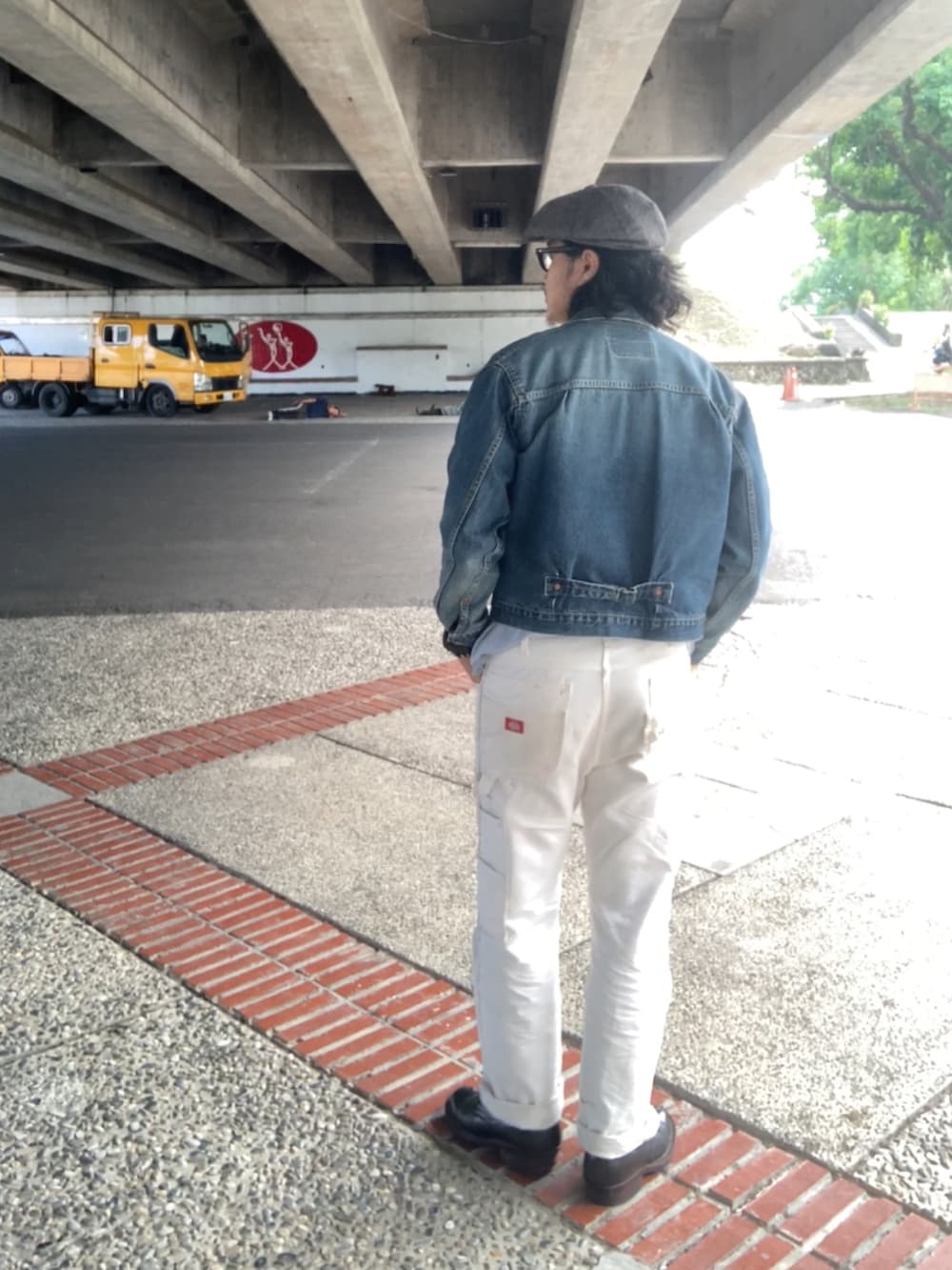 ブルー系のTシャツ/カットソー、ブルー系のデニムジャケット、ホワイト系のその他パンツを着用したメンズの秋コーディネートの3枚目の写真