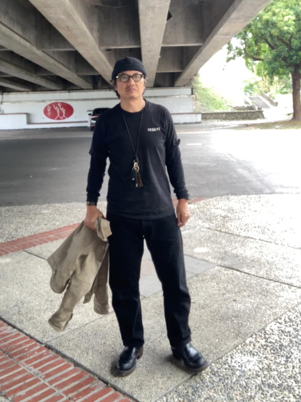 ブラック系のTシャツ/カットソー、ブラック系のTシャツ/カットソー、グレー系のジャケット/アウターを着用したメンズの冬コーディネートの3枚目の写真