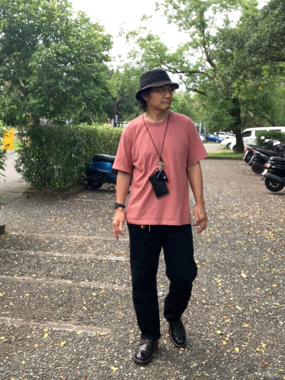 ブルー系のTシャツ/カットソー、ブラック系のデニムパンツ、ブラック系のブーツを着用したメンズの春コーディネートの2枚目の写真