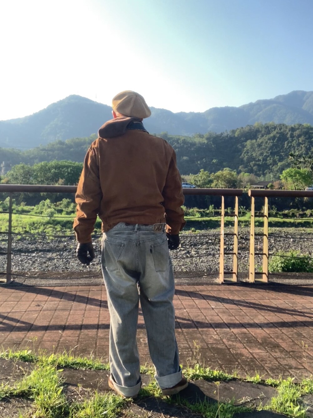 ブラウン系のその他アウター、ブラウン系のスリッポン、ブラウン系のパーカーを着用したメンズの春コーディネートの3枚目の写真