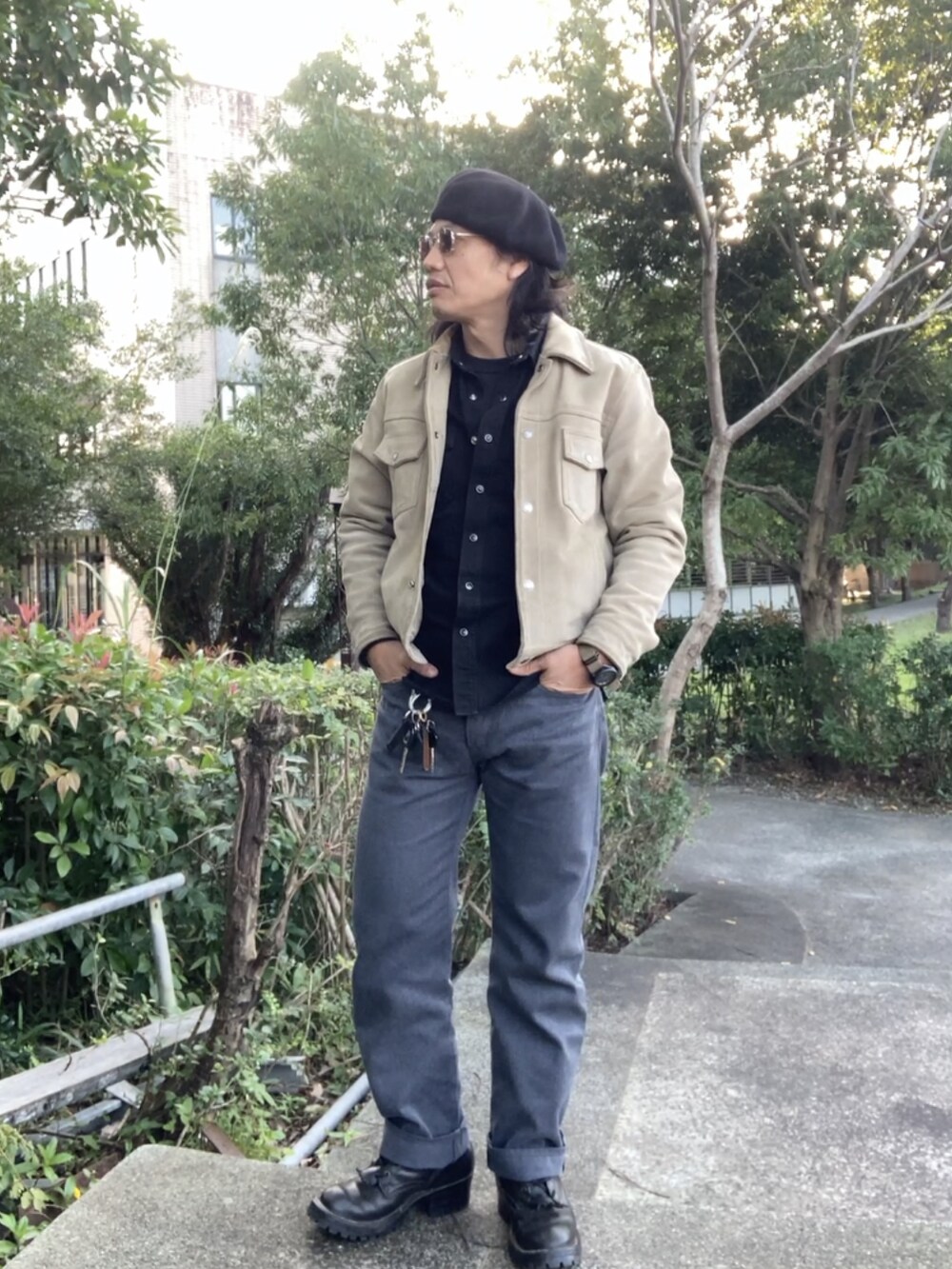 ブラック系のシャツ/ブラウス、グレー系のジャケット/アウター、グレー系のその他パンツを着用したメンズの冬コーディネートの3枚目の写真