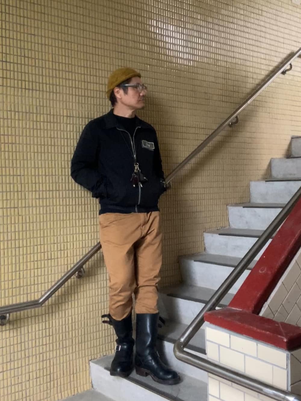 ブラック系のブーツ、ブラック系のブルゾン、ブラック系のTシャツ/カットソーを着用したメンズの春コーディネートの2枚目の写真