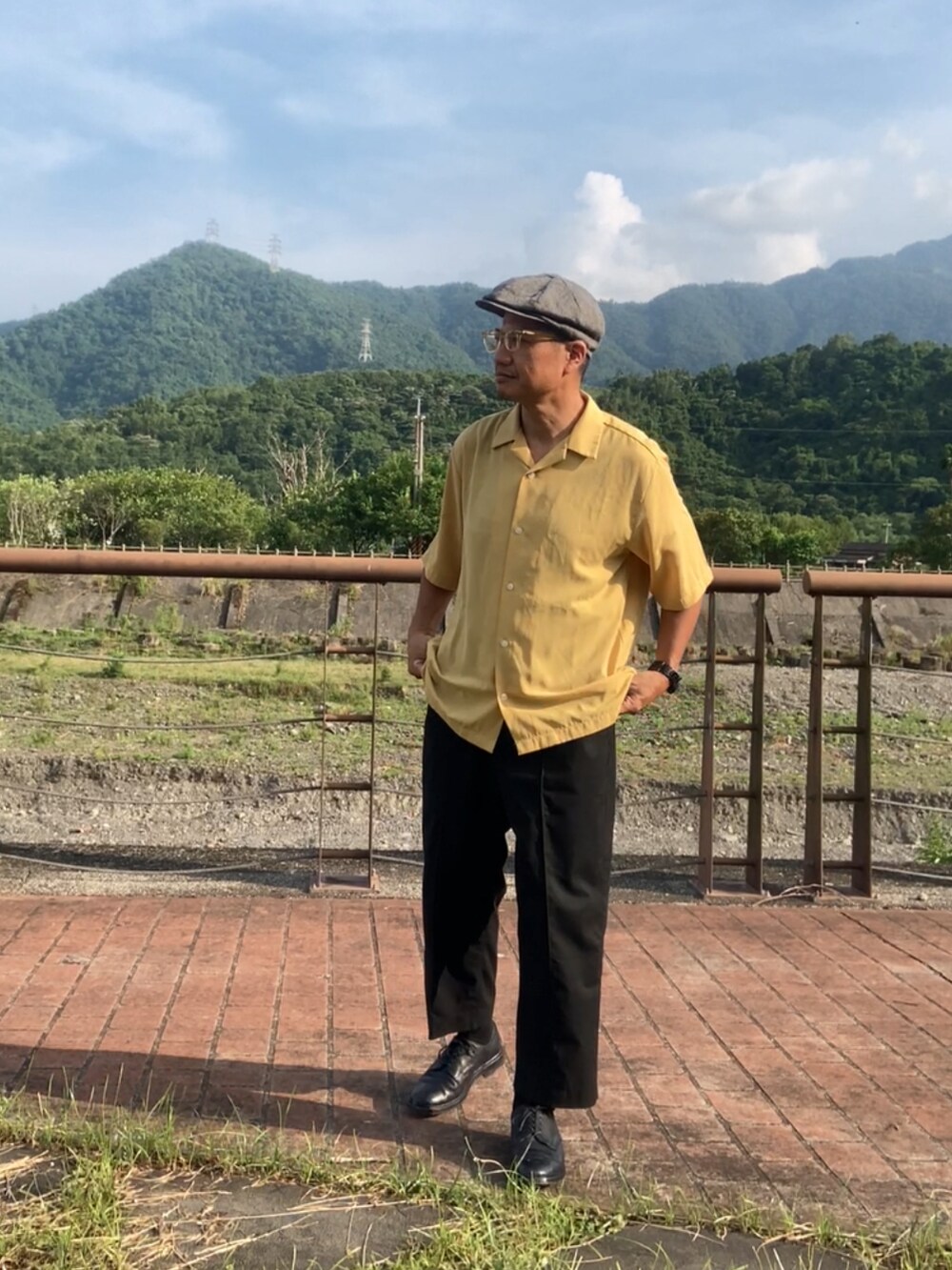 イエロー系のシャツ/ブラウス、ブラック系のドレスシューズ、ブラック系のスラックスを着用したメンズの秋コーディネートの3枚目の写真