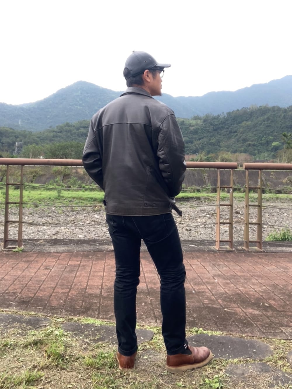 ブラウン系のジャケット/アウター、ブラウン系のシャツ/ブラウス、ブラウン系のスリッポンを着用したメンズの冬コーディネートの3枚目の写真