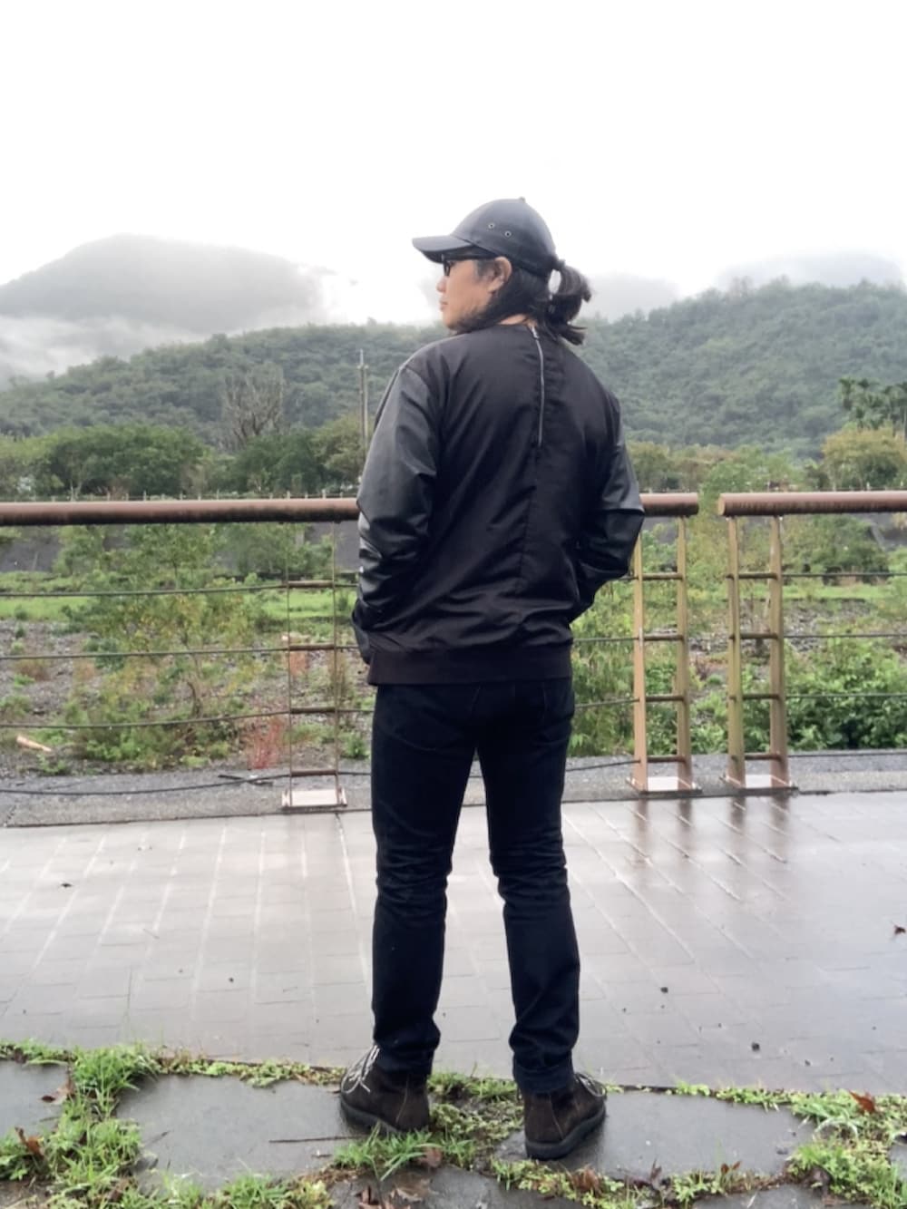 ブラック系のその他トップス、ブラック系のブーツ、ブラック系のデニムパンツを着用したメンズの冬コーディネートの3枚目の写真