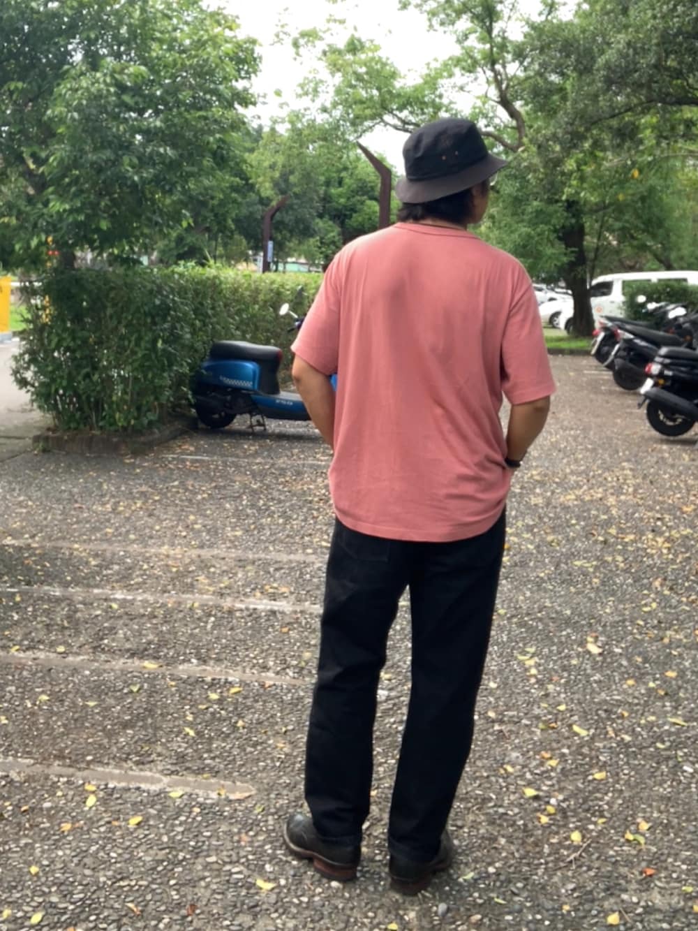 ブルー系のTシャツ/カットソー、ブラック系のデニムパンツ、ブラック系のブーツを着用したメンズの春コーディネートの3枚目の写真