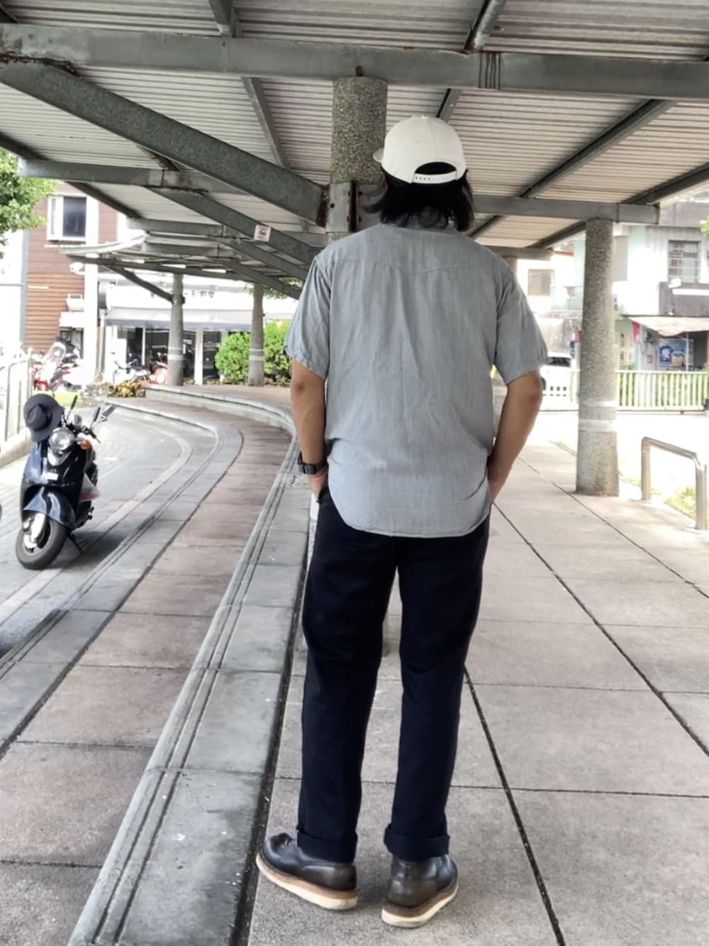 ブラック系のチノパンツ、ブラック系のブーツ、グレー系のシャツ/ブラウスを着用したメンズの夏コーディネートの2枚目の写真