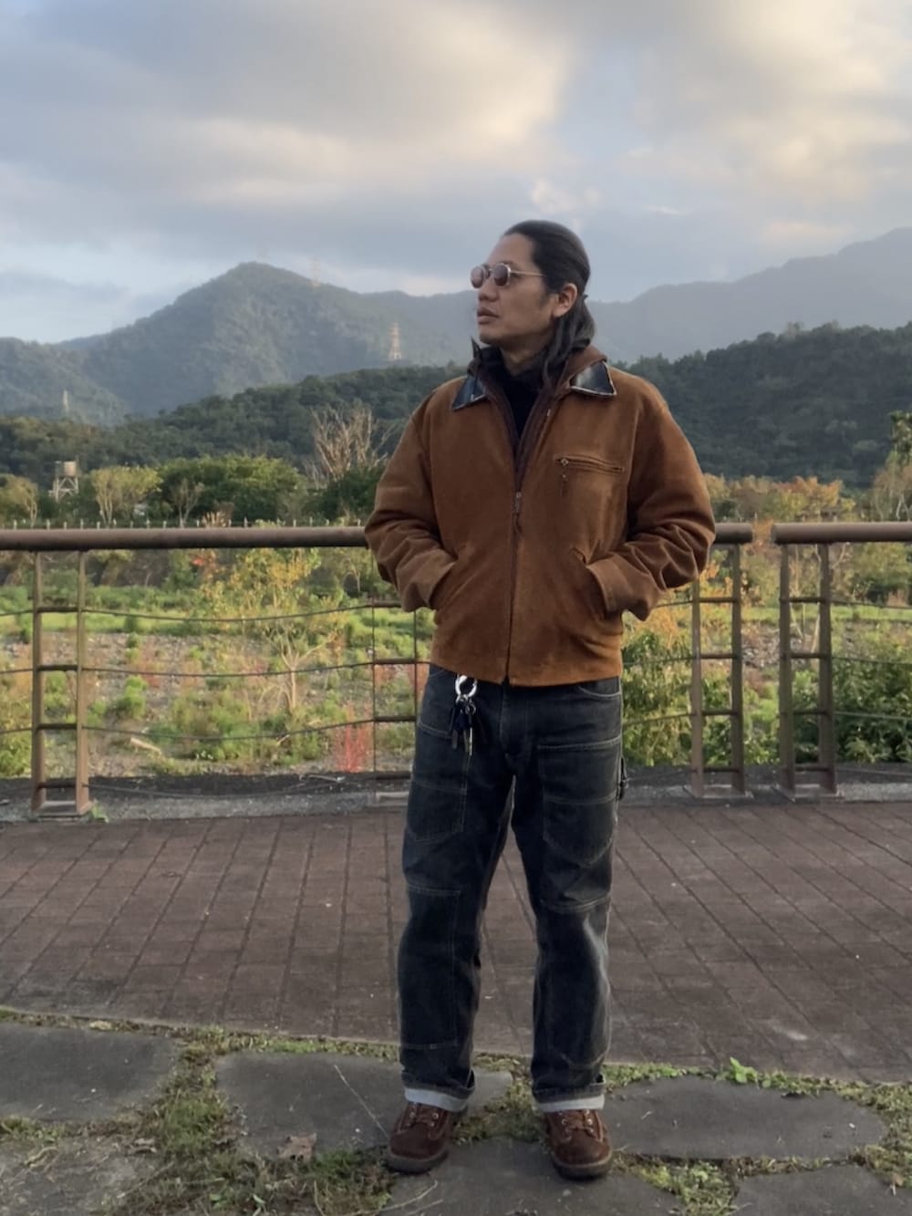 ブラウン系のその他アウター、ブラック系のデニムパンツ、ブラウン系のブーツを着用したメンズの冬コーディネートの4枚目の写真