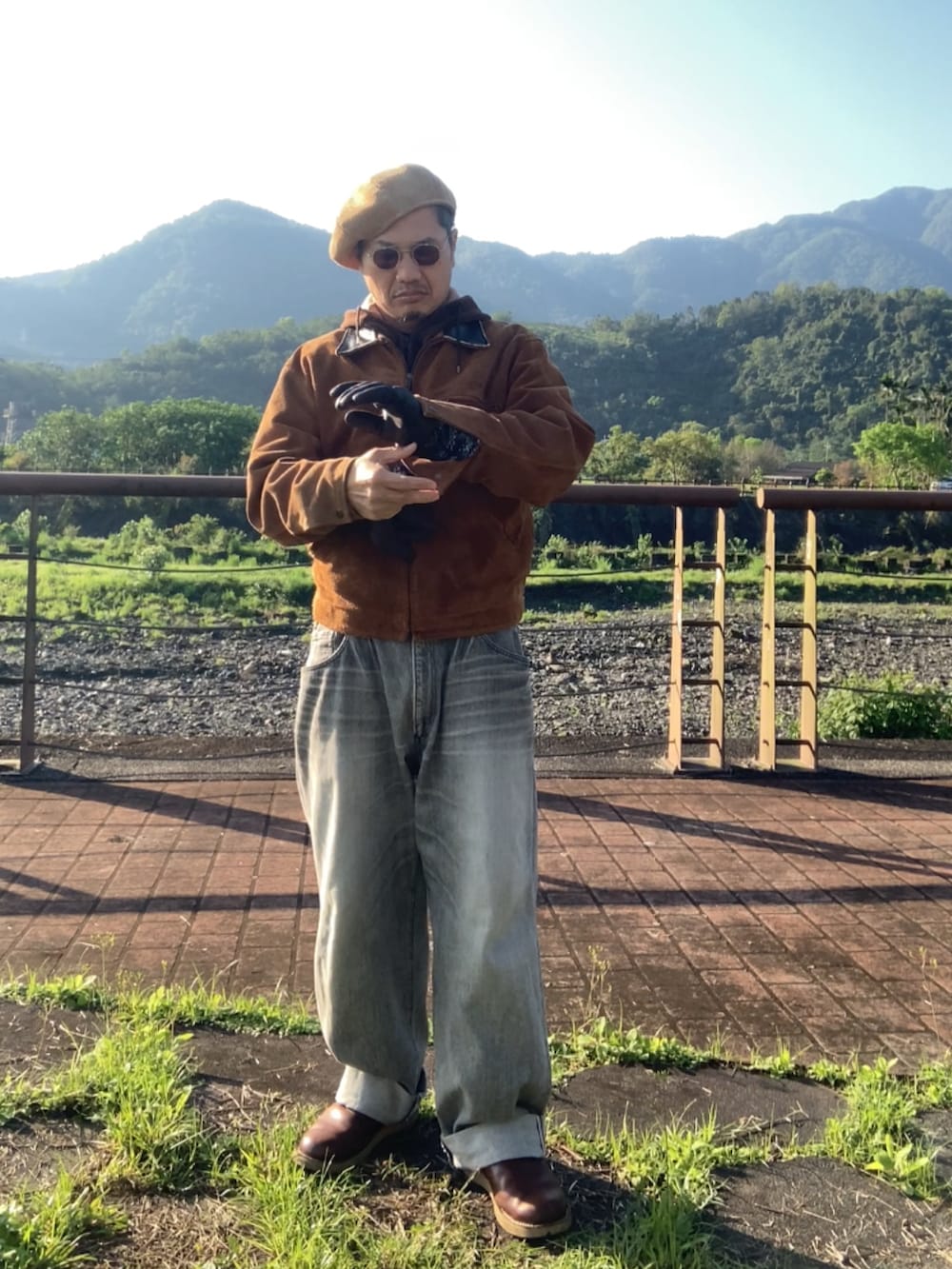 ブラウン系のその他アウター、ブラウン系のスリッポン、ブラウン系のパーカーを着用したメンズの春コーディネートの2枚目の写真