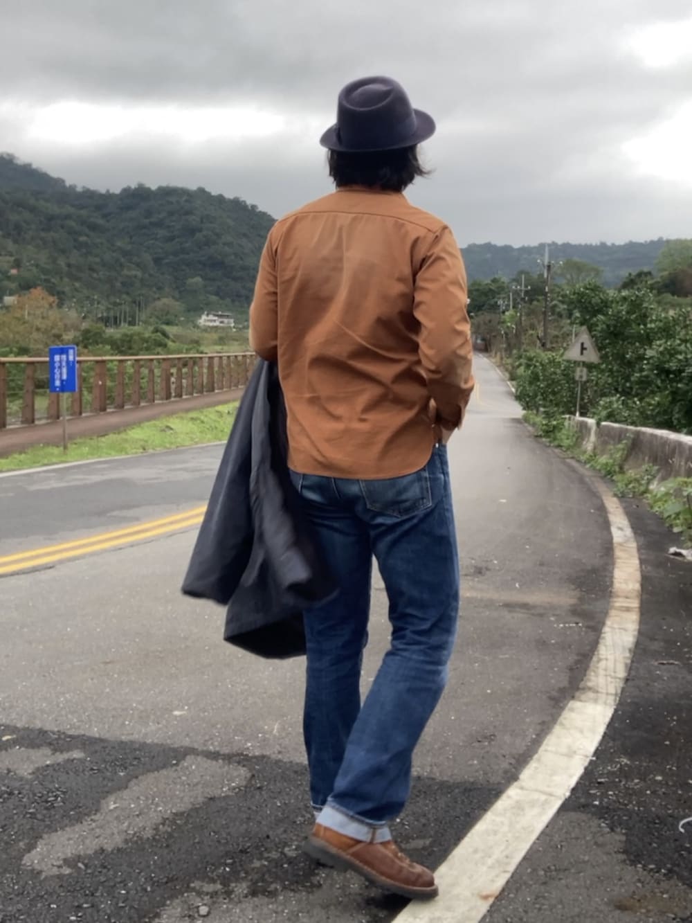 ブラウン系のブーツ、ブルー系のその他アウター、ブラウン系のシャツ/ブラウスを着用したメンズの冬コーディネートの3枚目の写真