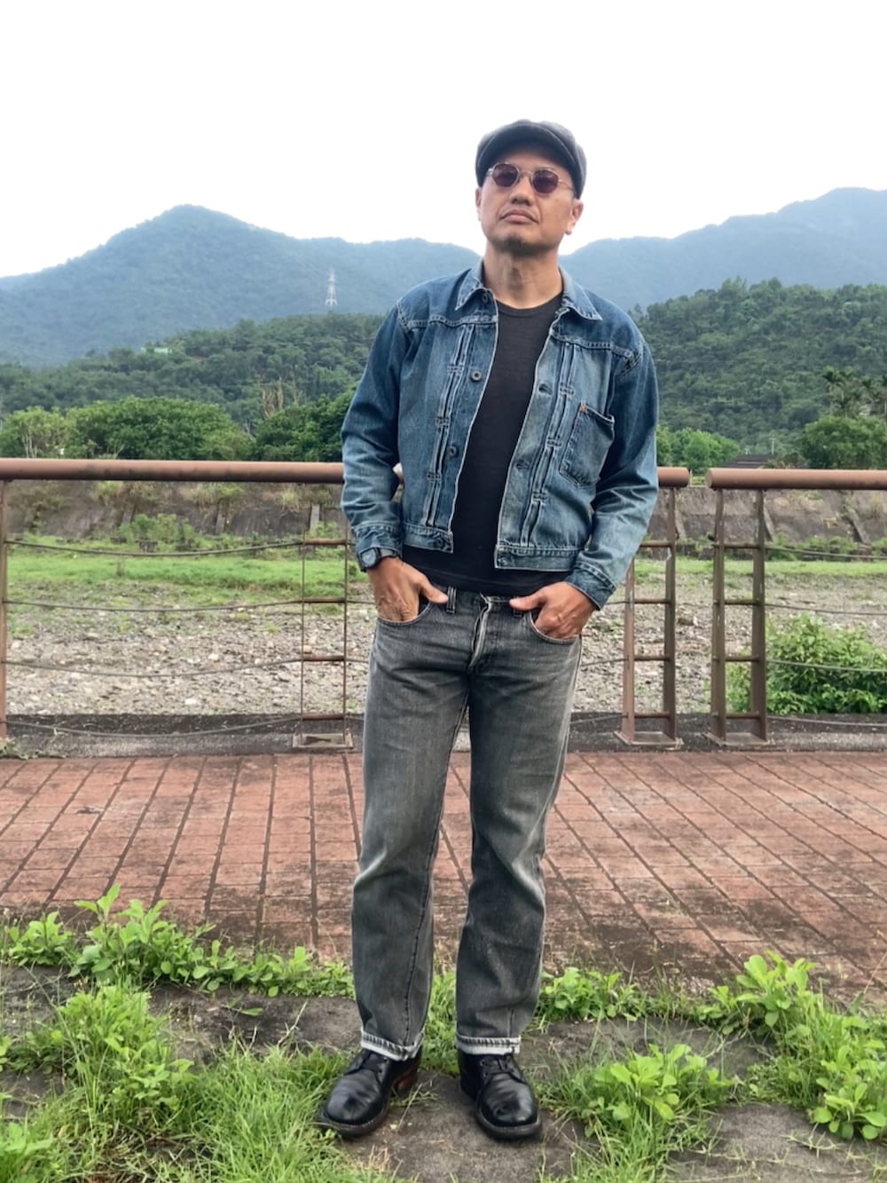 ブルー系のデニムジャケット、ブラック系のデニムパンツ、ブラック系のTシャツ/カットソーを着用したメンズの春コーディネートの3枚目の写真