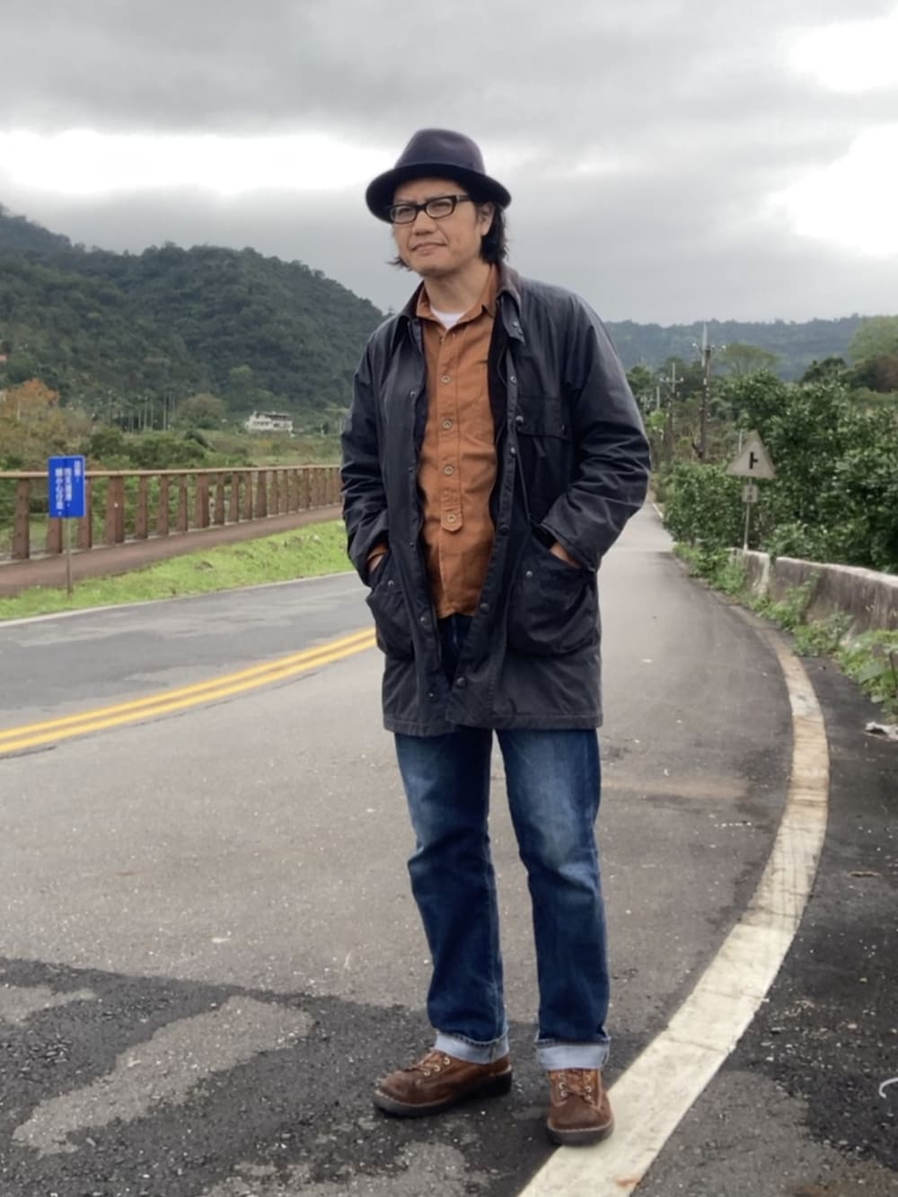 ブラウン系のブーツ、ブルー系のその他アウター、ブラウン系のシャツ/ブラウスを着用したメンズの冬コーディネートの2枚目の写真