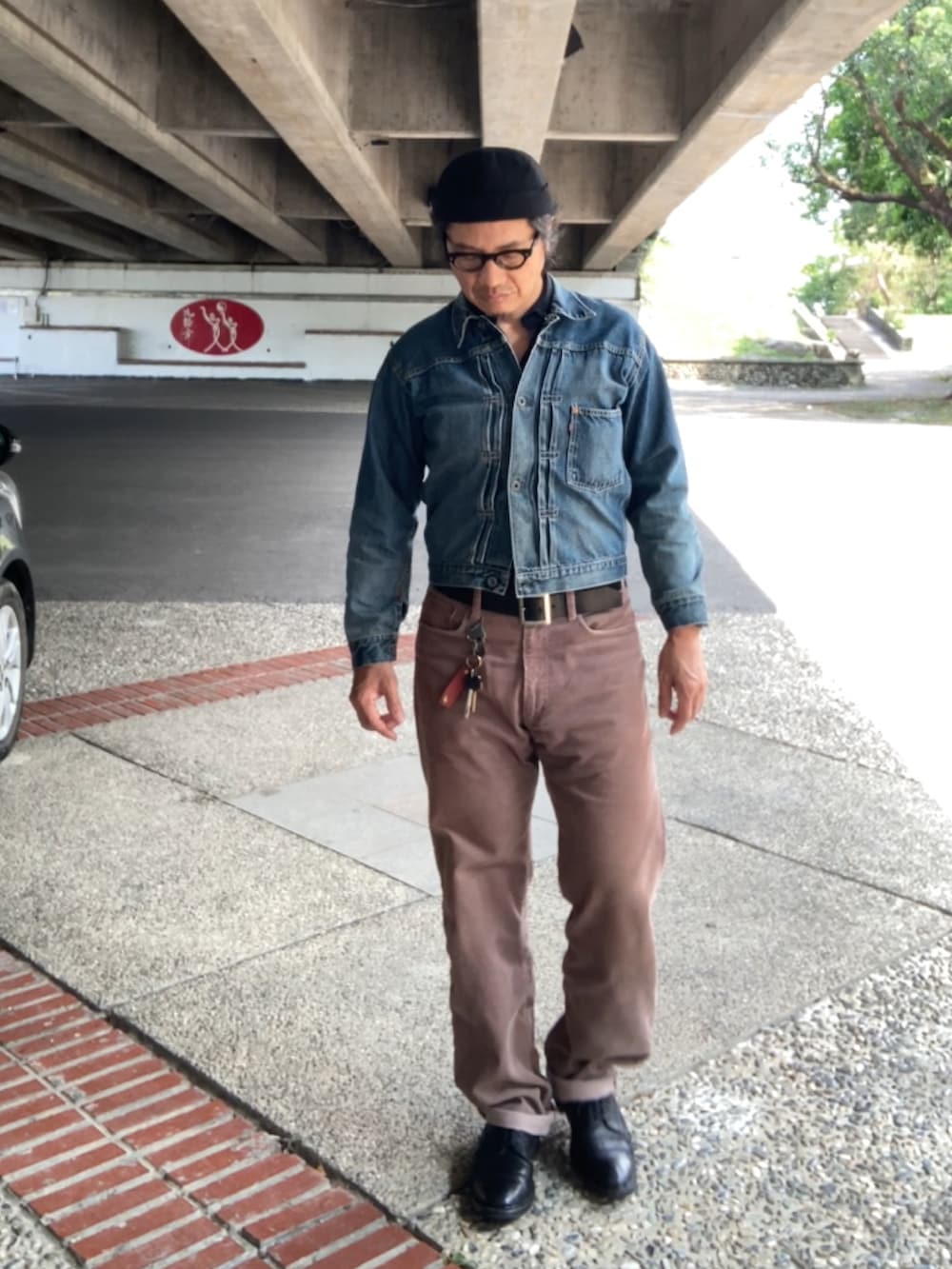 ブラック系のTシャツ/カットソー、ブルー系のデニムジャケット、ブラウン系のその他パンツを着用したメンズの春コーディネートの4枚目の写真