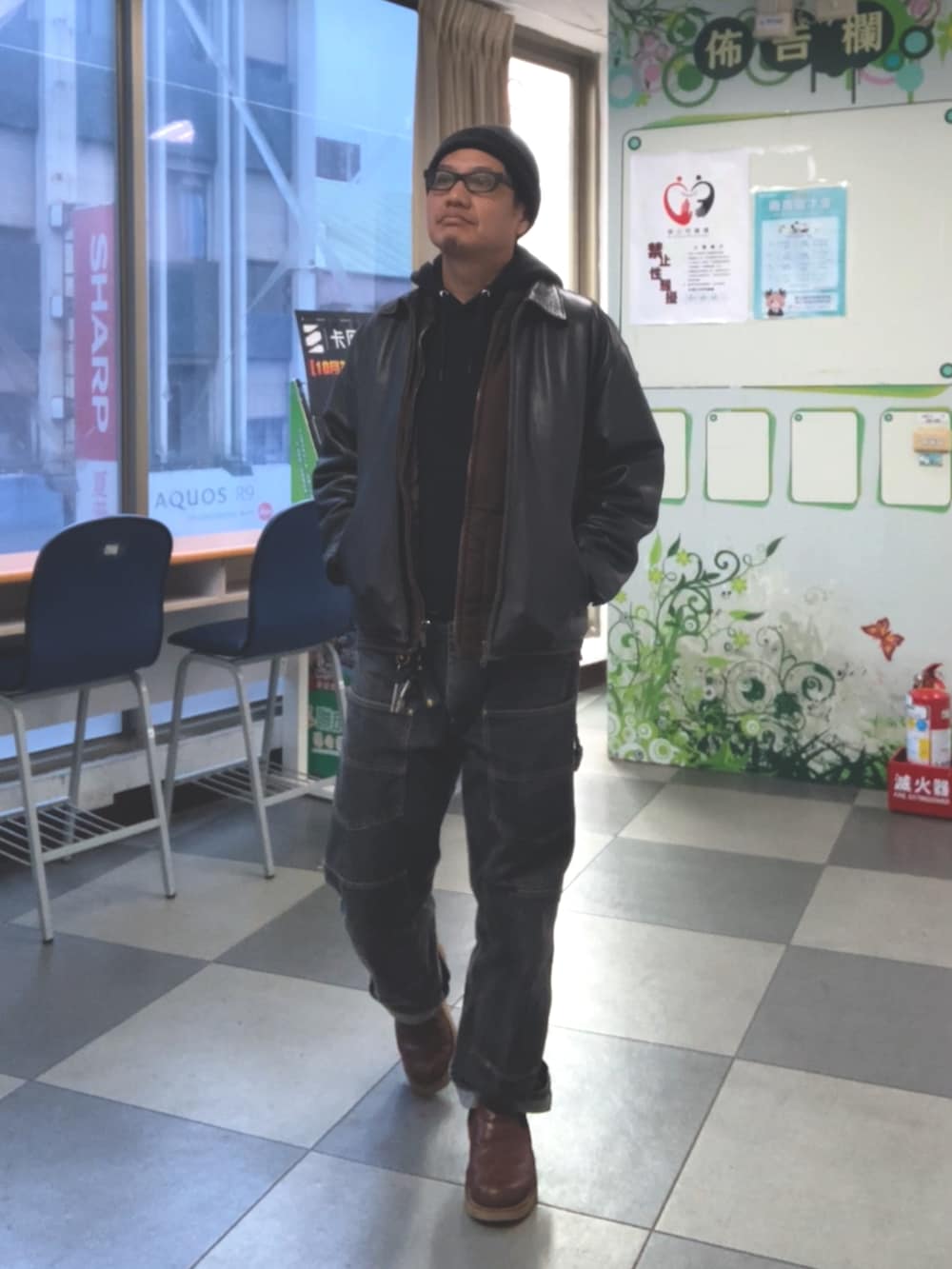 ブラック系のパーカー、レッド系のその他アウター、ブラウン系のジャケット/アウターを着用したメンズの秋コーディネートの2枚目の写真