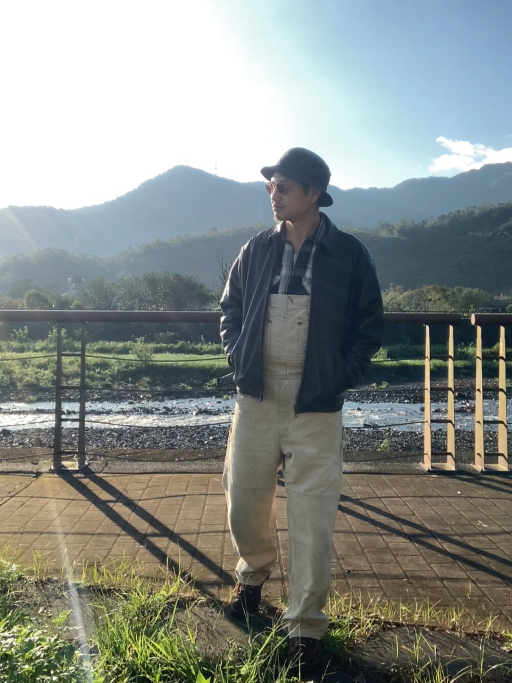 ブラック系のシャツ/ブラウス、ブラウン系のサロペット/オーバーオール、ブラウン系のジャケット/アウターを着用したメンズの秋コーディネートの4枚目の写真