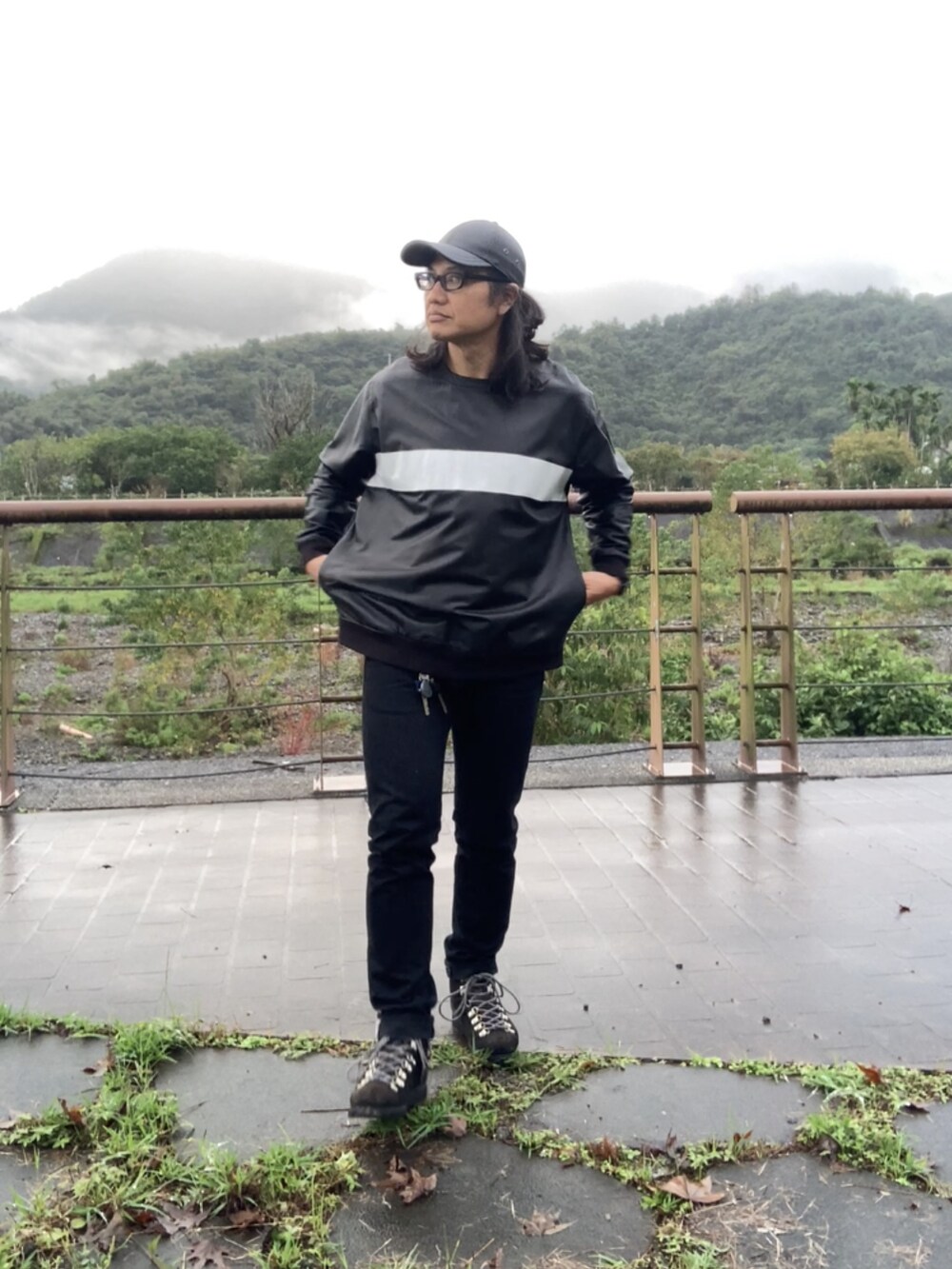 ブラック系のその他トップス、ブラック系のブーツ、ブラック系のデニムパンツを着用したメンズの冬コーディネートの2枚目の写真