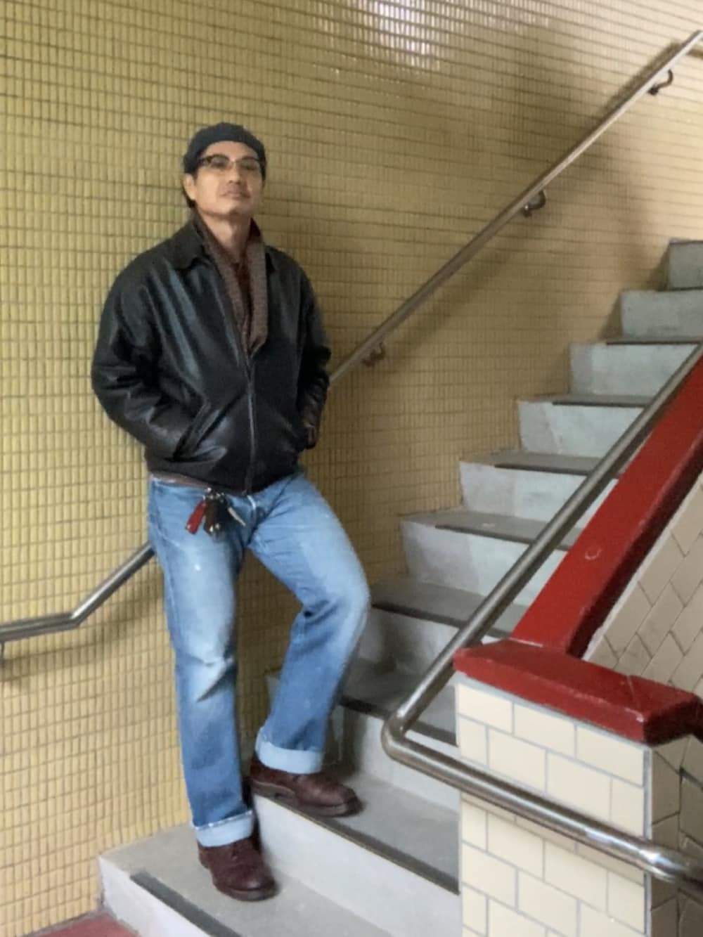 ブラウン系のジャケット/アウター、ブラウン系のシャツ/ブラウス、ブルー系のデニムパンツを着用したメンズの秋コーディネートの3枚目の写真