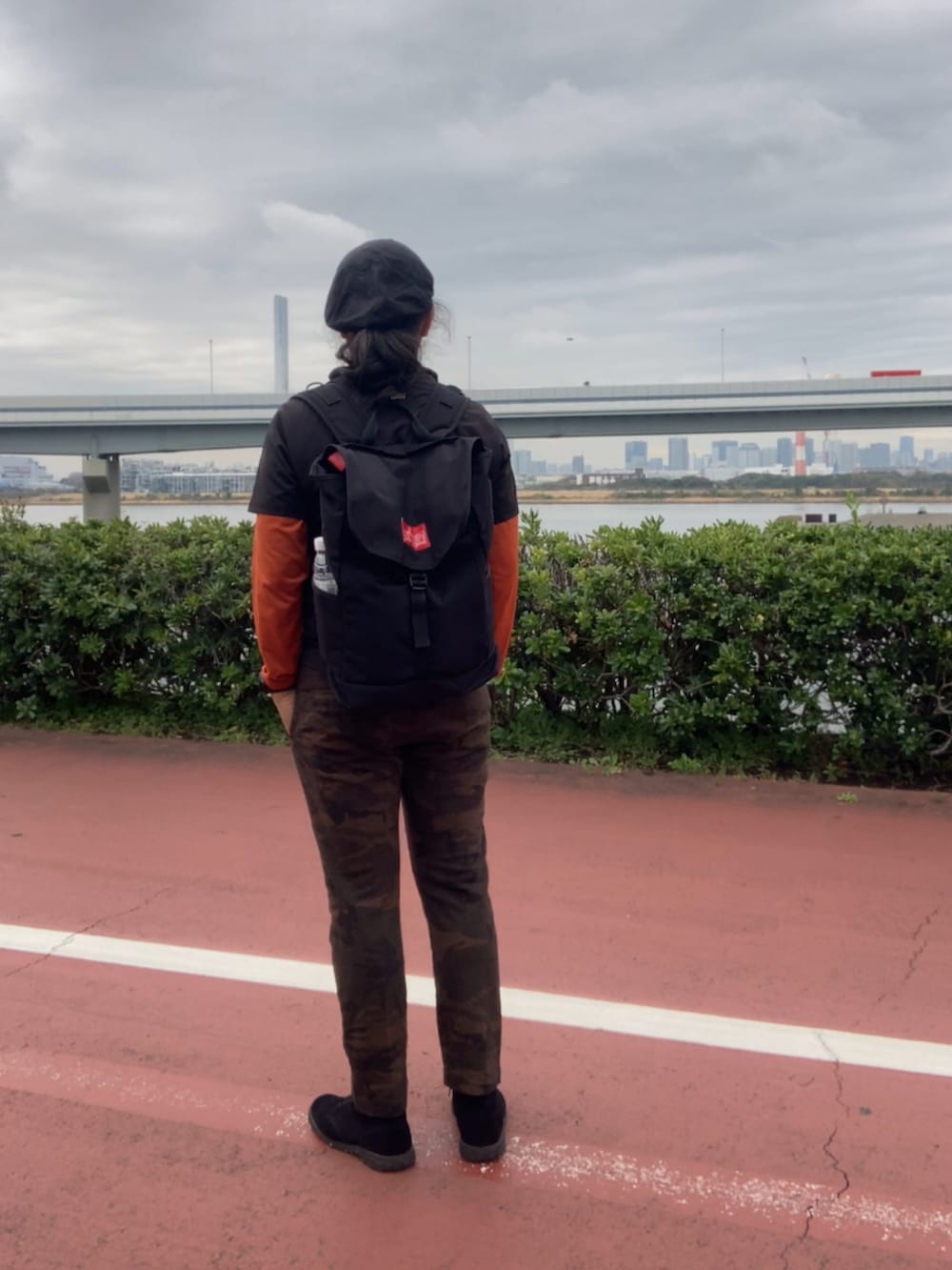 ブラック系のナイロンジャケット、ブラック系のブーツ、その他のその他パンツを着用したメンズの春コーディネートの3枚目の写真