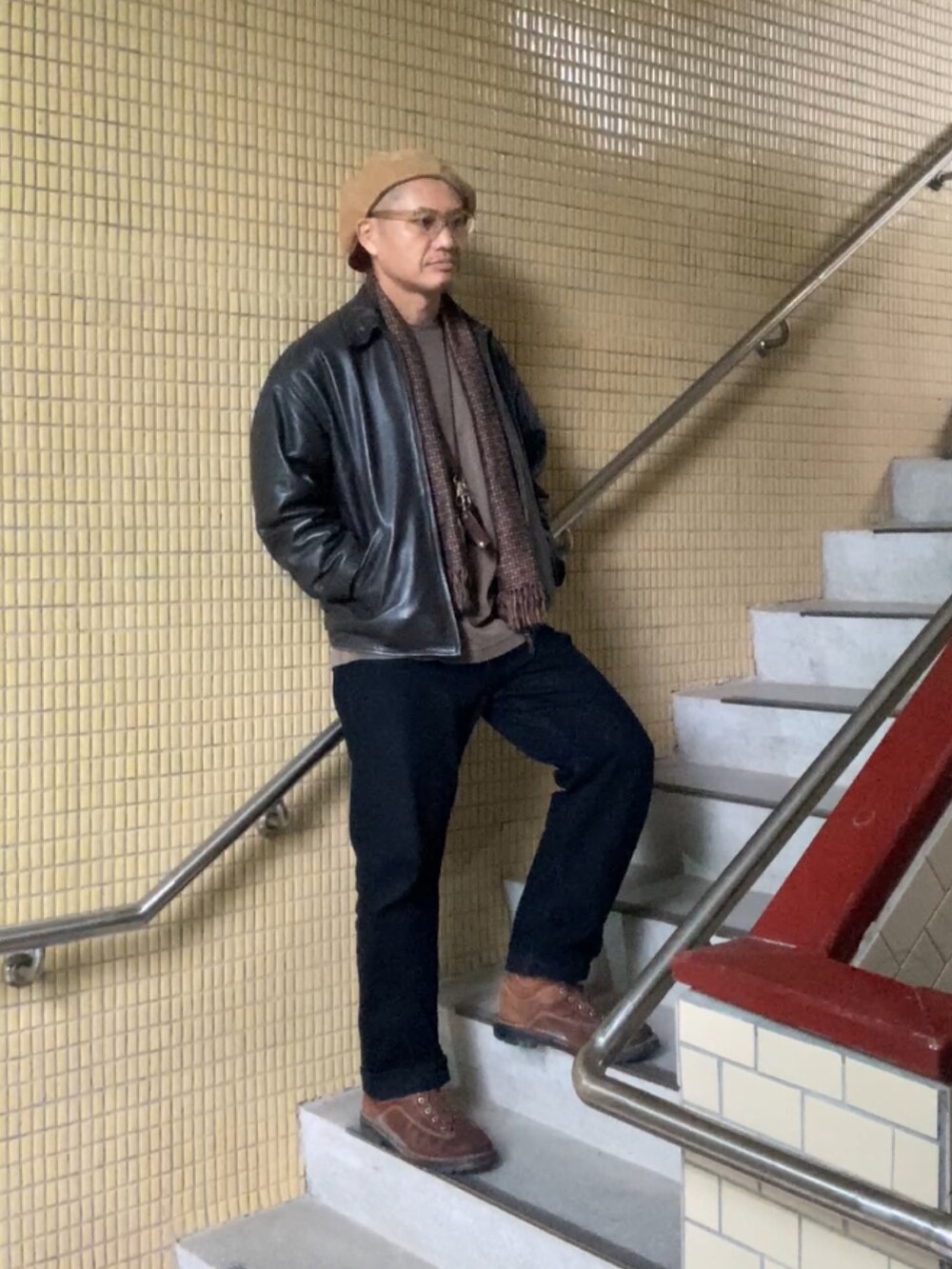 グレー系のTシャツ/カットソー、ブラウン系のジャケット/アウター、ブラック系のデニムパンツを着用したメンズの秋コーディネートの2枚目の写真