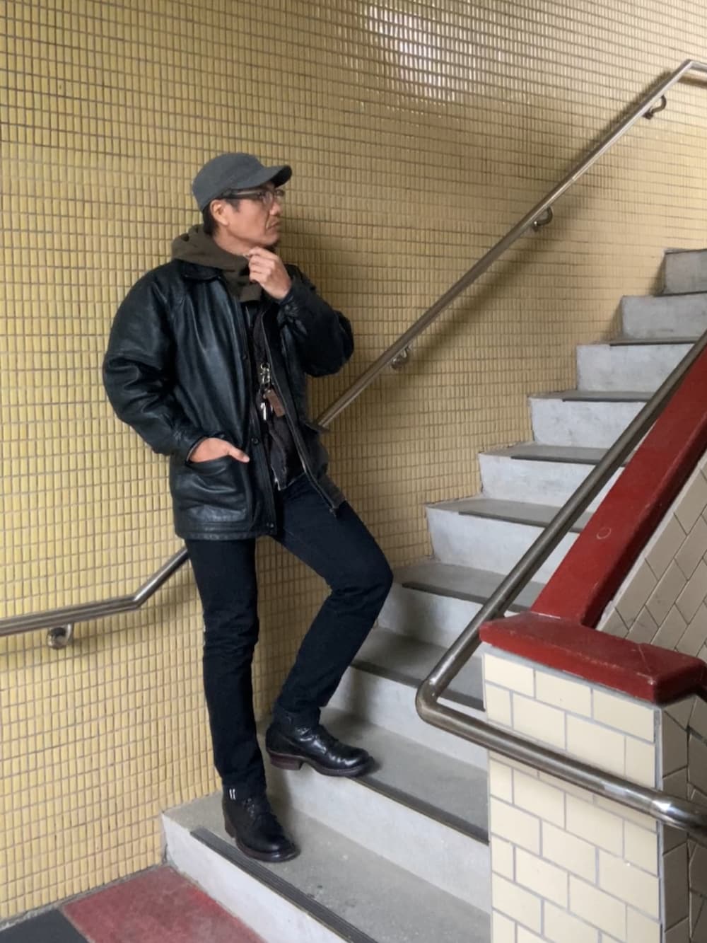 ブラック系のその他アウター、ブラック系のブーツ、ブラック系のシャツ/ブラウスを着用したメンズの秋コーディネートの2枚目の写真