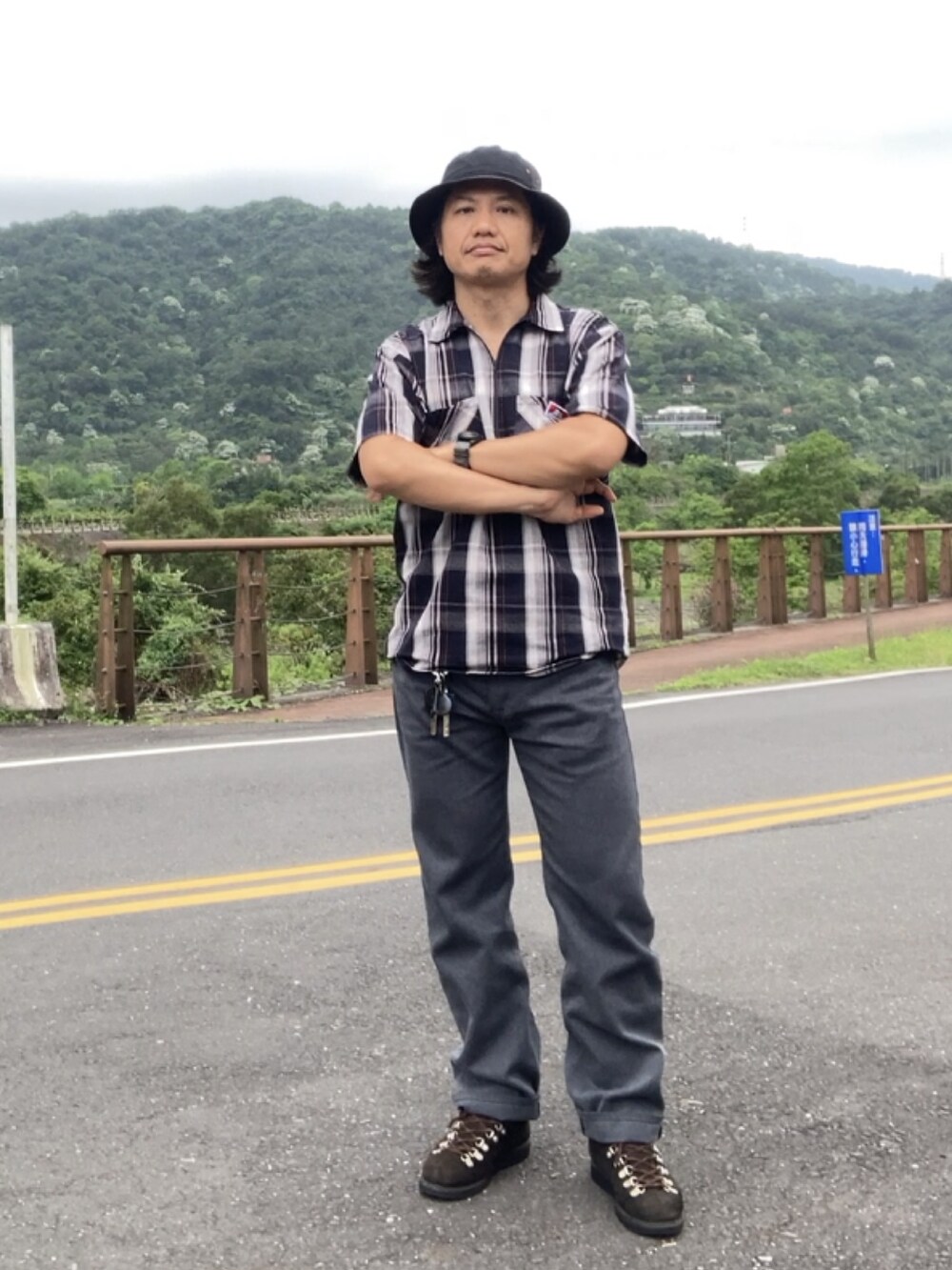 ブラック系のシャツ/ブラウス、グレー系のその他パンツ、ブラック系のブーツを着用したメンズの春コーディネートの3枚目の写真