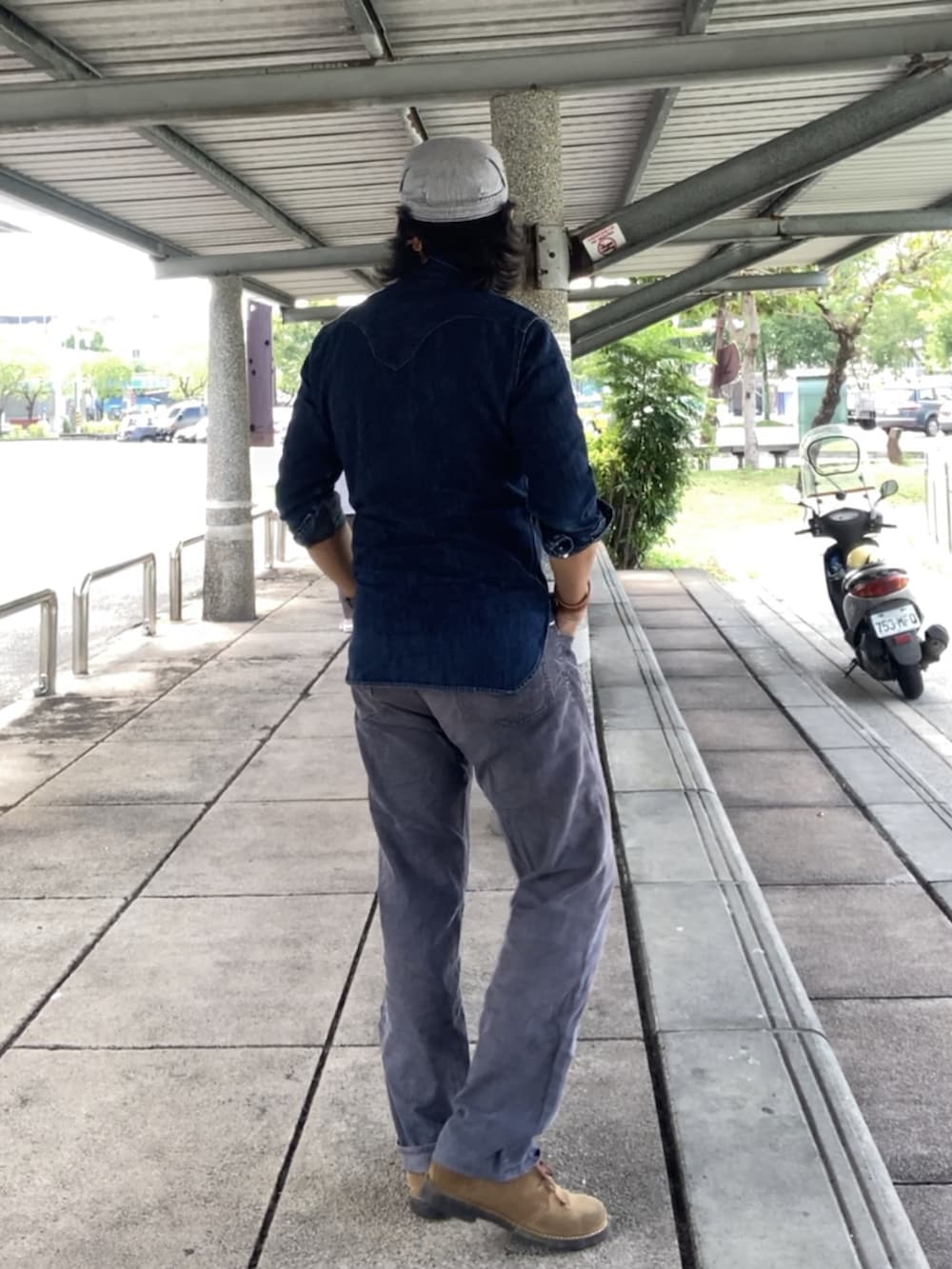 ブルー系のシャツ/ブラウス、ブラウン系のブーツ、ブルー系のその他パンツを着用したメンズの秋コーディネートの2枚目の写真