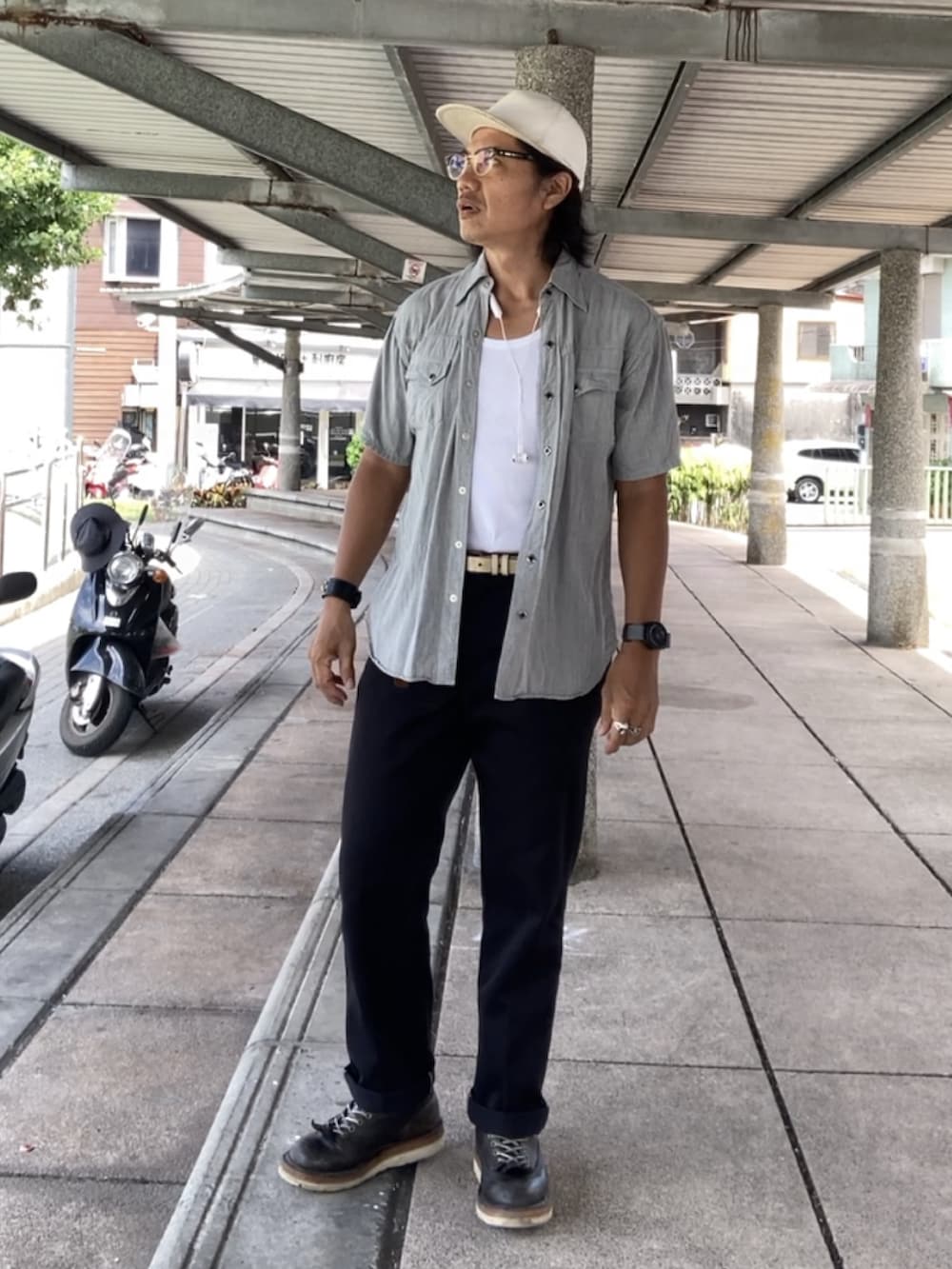 ブラック系のチノパンツ、ブラック系のブーツ、グレー系のシャツ/ブラウスを着用したメンズの夏コーディネートの3枚目の写真