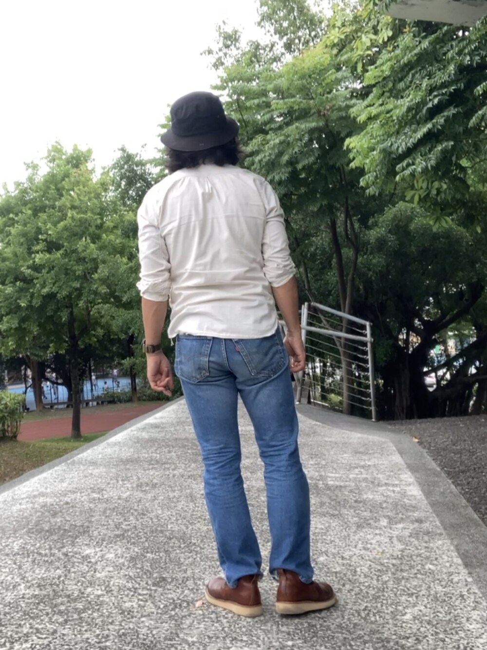 ブラウン系のスリッポン、ブルー系のデニムパンツ、ベージュ系のシャツ/ブラウスを着用したメンズの春コーディネートの2枚目の写真