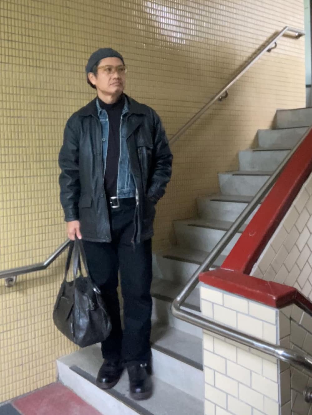 ブラック系のその他アウター、ブラック系のデニムパンツ、ブルー系のデニムジャケットを着用したメンズの冬コーディネートの3枚目の写真