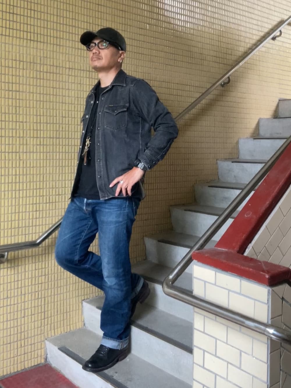 ブラック系のシャツ/ブラウス、ブラック系のTシャツ/カットソー、ブルー系のデニムパンツを着用したメンズの春コーディネートの3枚目の写真