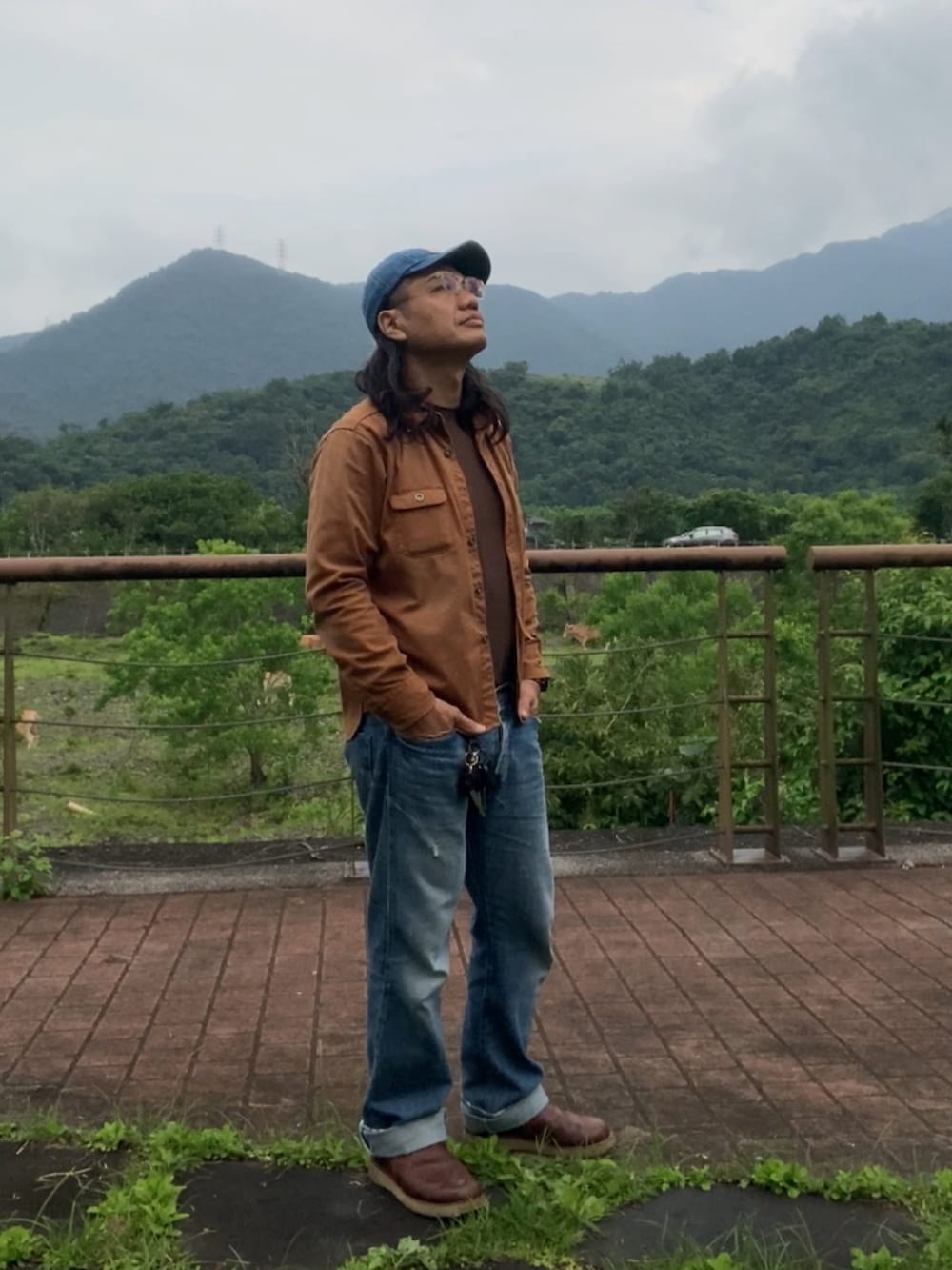 ブラウン系のシャツ/ブラウス、ブラウン系のスリッポン、ブルー系のデニムパンツを着用したメンズの春コーディネートの3枚目の写真