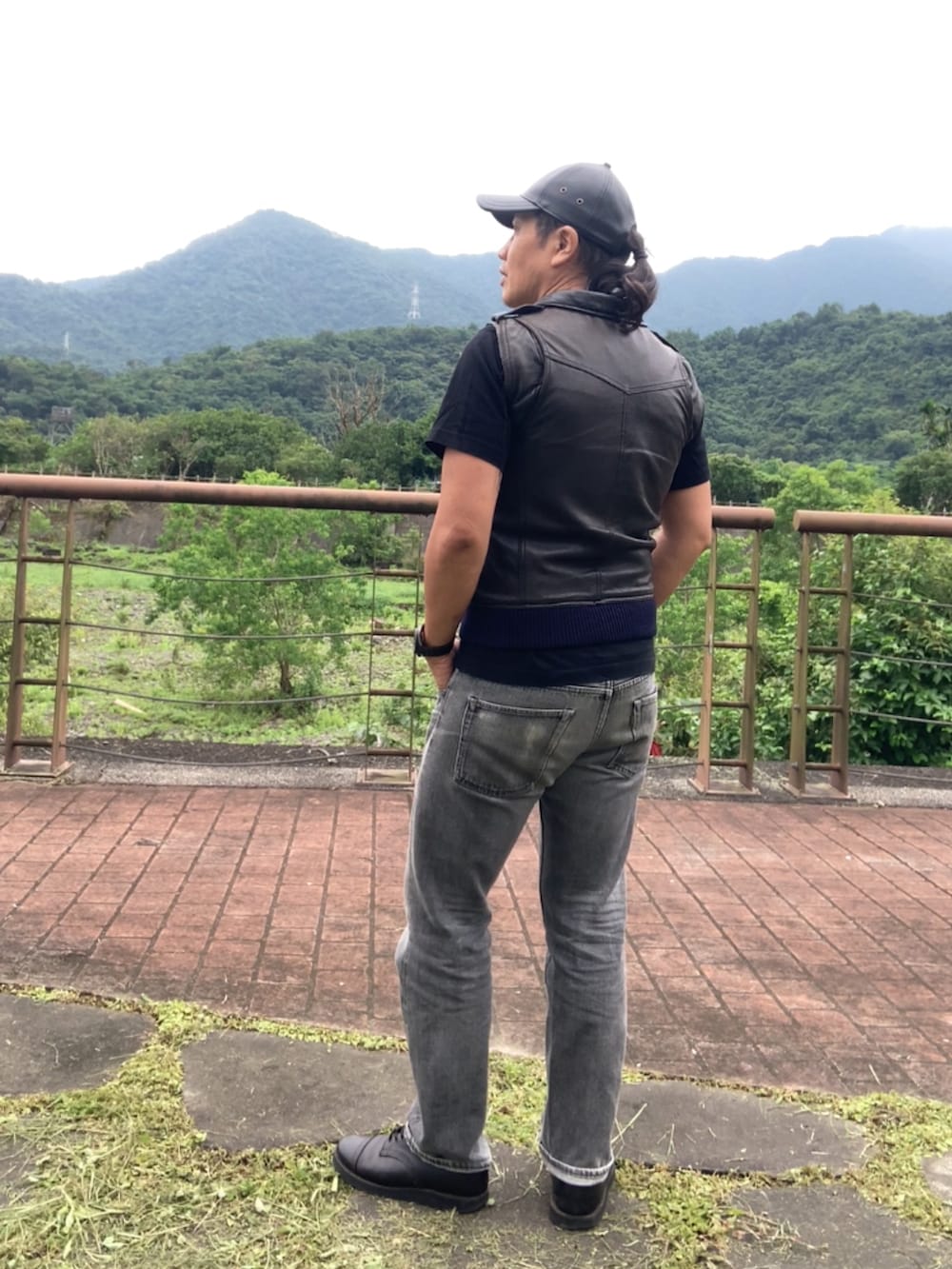 ブラック系のTシャツ/カットソー、ブラック系のデニムパンツ、ブラック系のシューズを着用したメンズの夏コーディネートの3枚目の写真