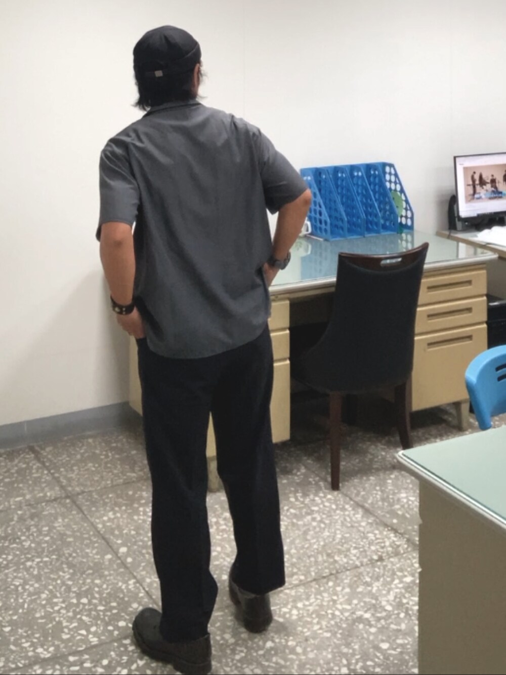 グレー系のシャツ/ブラウス、ブラック系のブーツ、ブラック系のスラックスを着用したメンズの春コーディネートの2枚目の写真