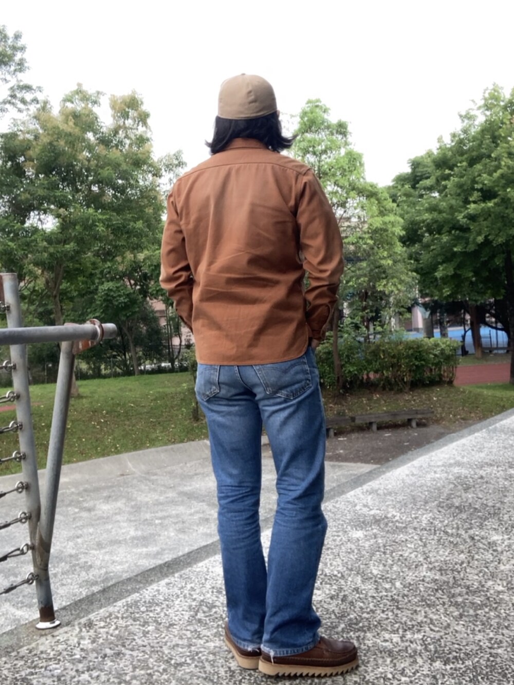ブラウン系のブーツ、ブルー系のデニムパンツ、ブラウン系のシャツ/ブラウスを着用したメンズの春コーディネートの2枚目の写真