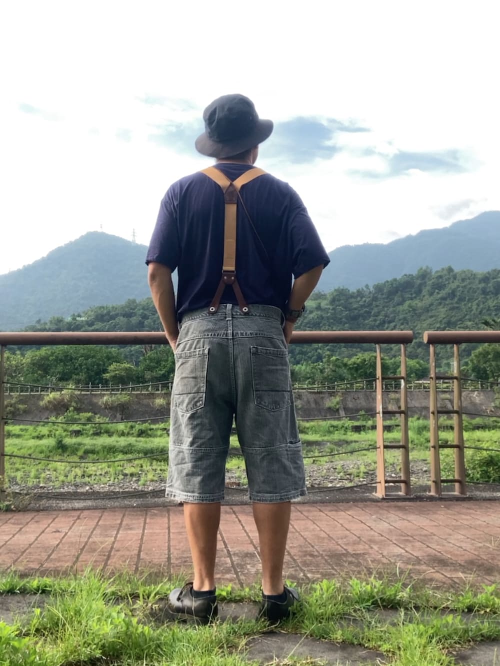 ブルー系のTシャツ/カットソー、ブラック系のデニムパンツ、ブラック系のブーツを着用したメンズの夏コーディネートの3枚目の写真