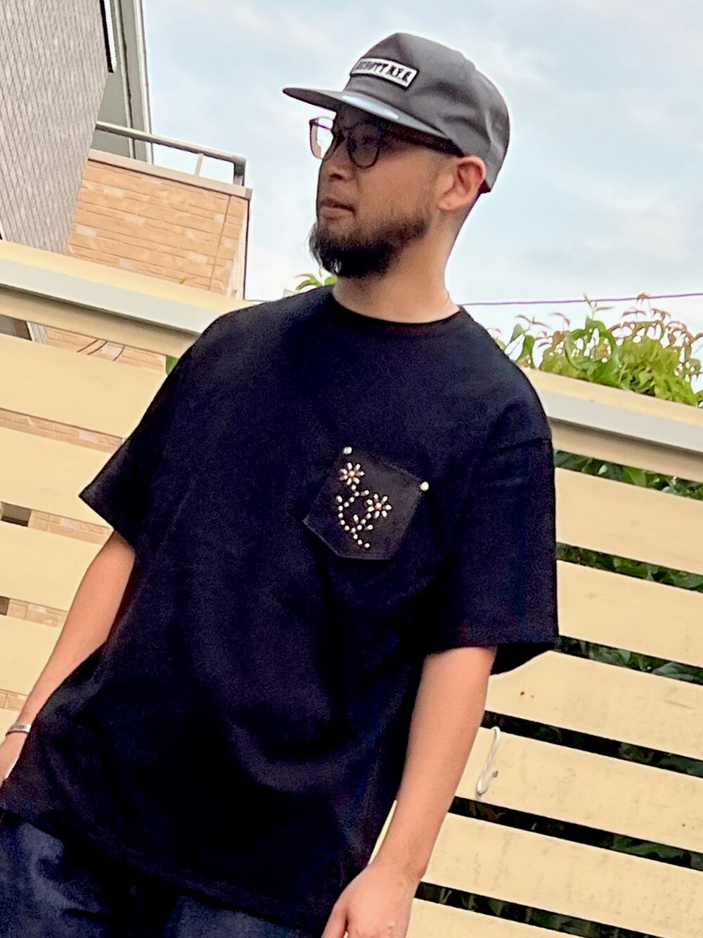 ブラック系のTシャツ/カットソー、ブラック系のブーツ、その他のデニムパンツを着用したメンズの夏コーディネートの2枚目の写真