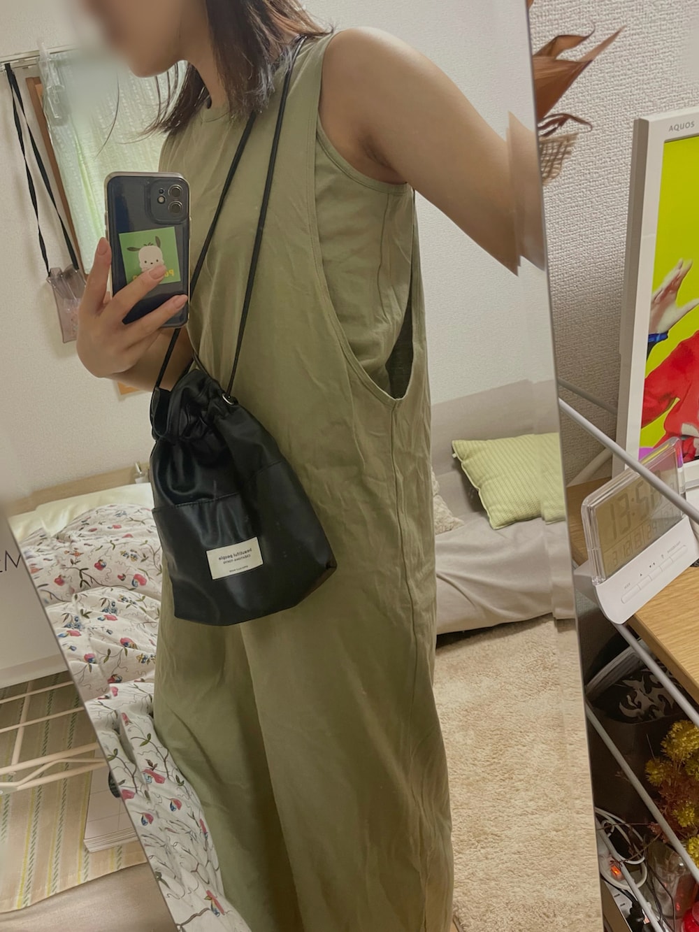 グリーン系のワンピース/ドレス、ブラック系のショルダーバッグ、ベージュ系のその他シューズを着用したレディースの春コーディネートの2枚目の写真